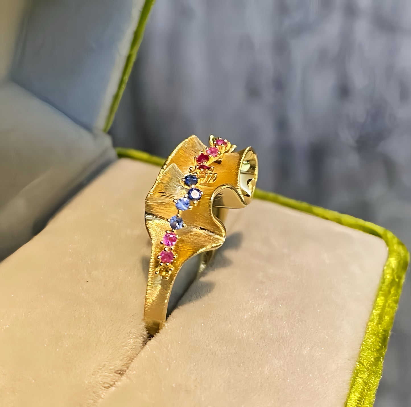 Vintage Flower 18k Gold Sapphire Ring (Item No. VT137)