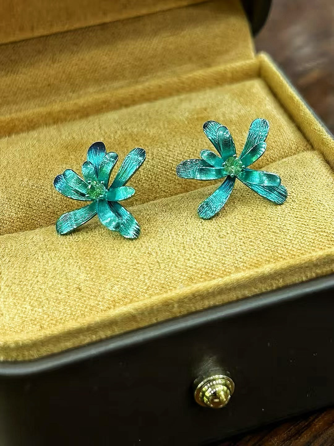 Anodized Titanium Ocean Blue Tsavorite Earring (Item No. TA008)