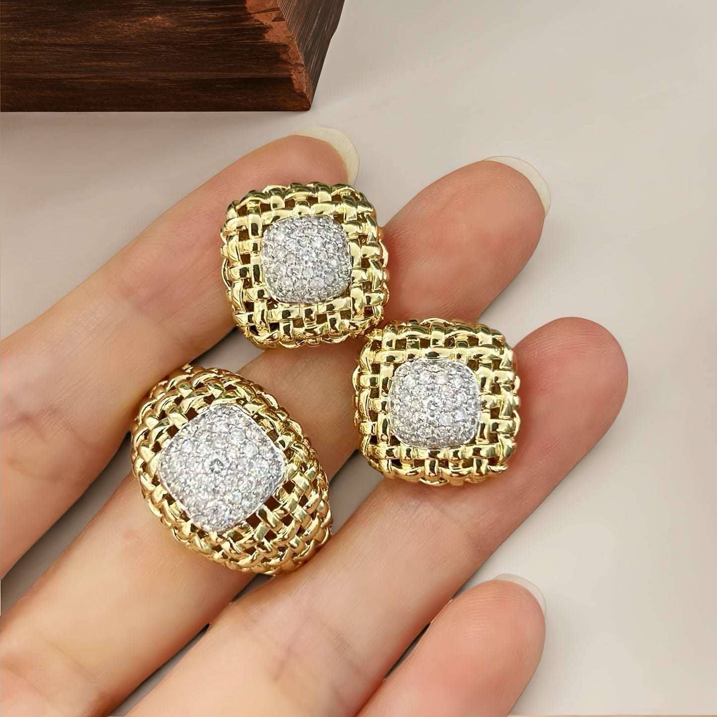 Weaving Hollow 18k Gold Diamond Earring (Item No. VT234)