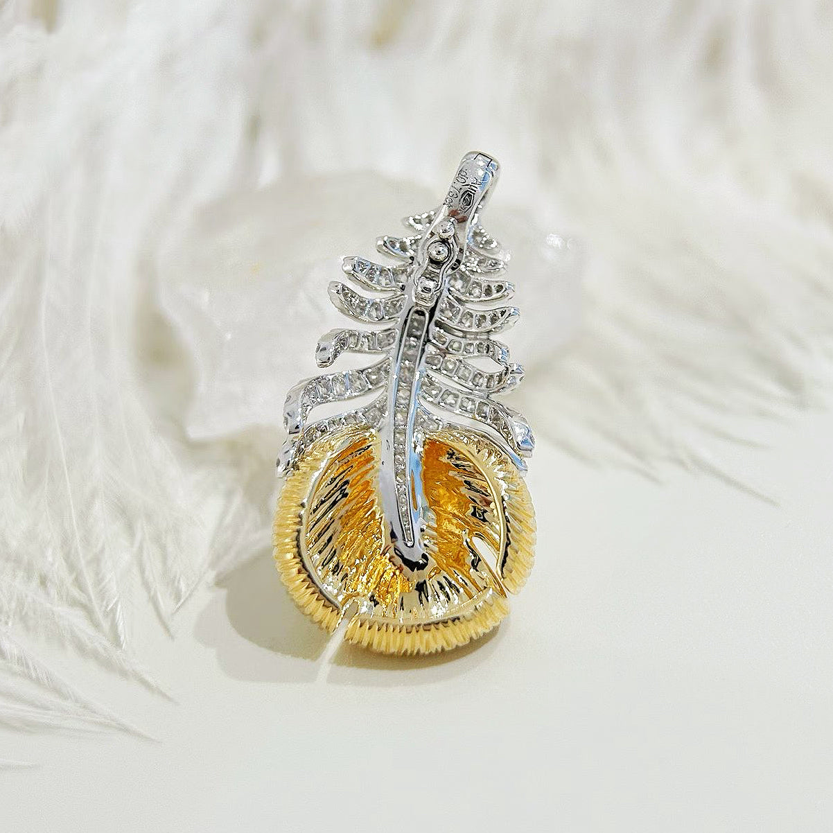 Leaf 18k Gold Diamond Pendant (Item No. VT484)