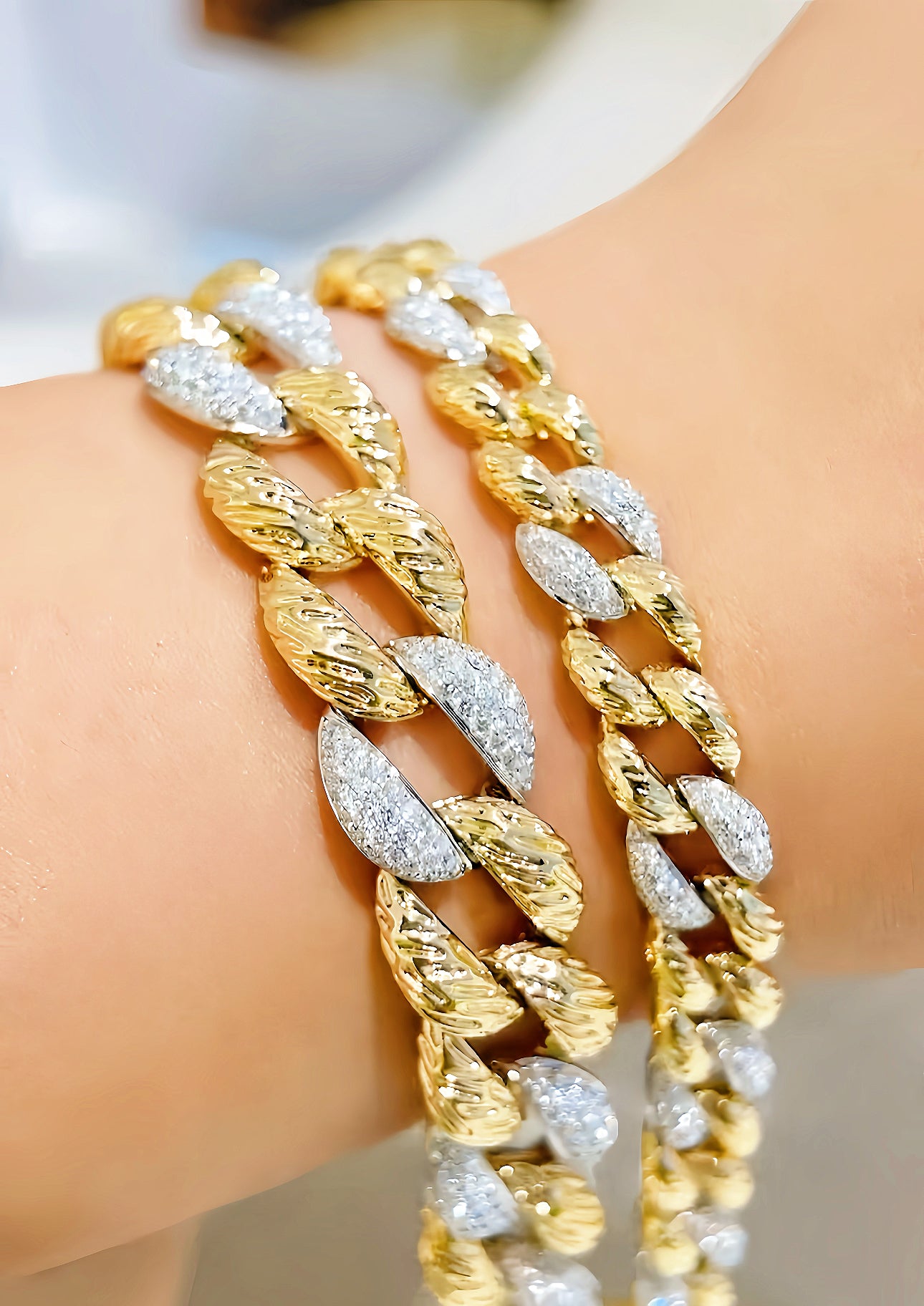 Cuban Link 18k Gold Diamond Bracelet (Item No. VT389)