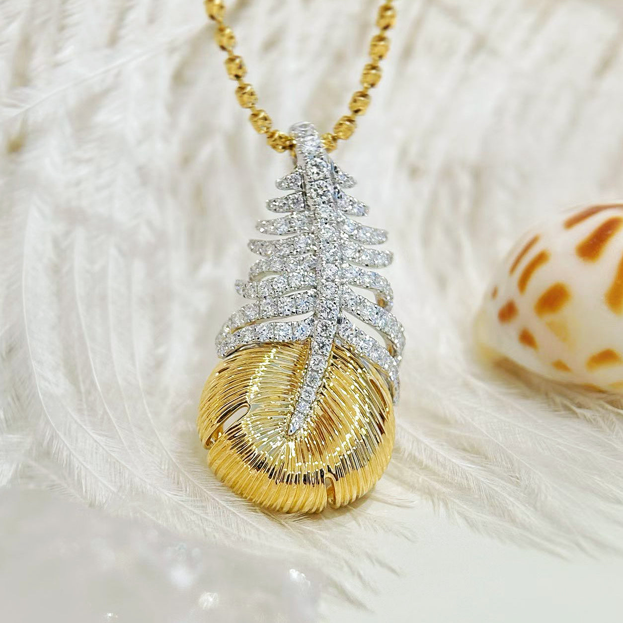 Leaf 18k Gold Diamond Pendant (Item No. VT484)