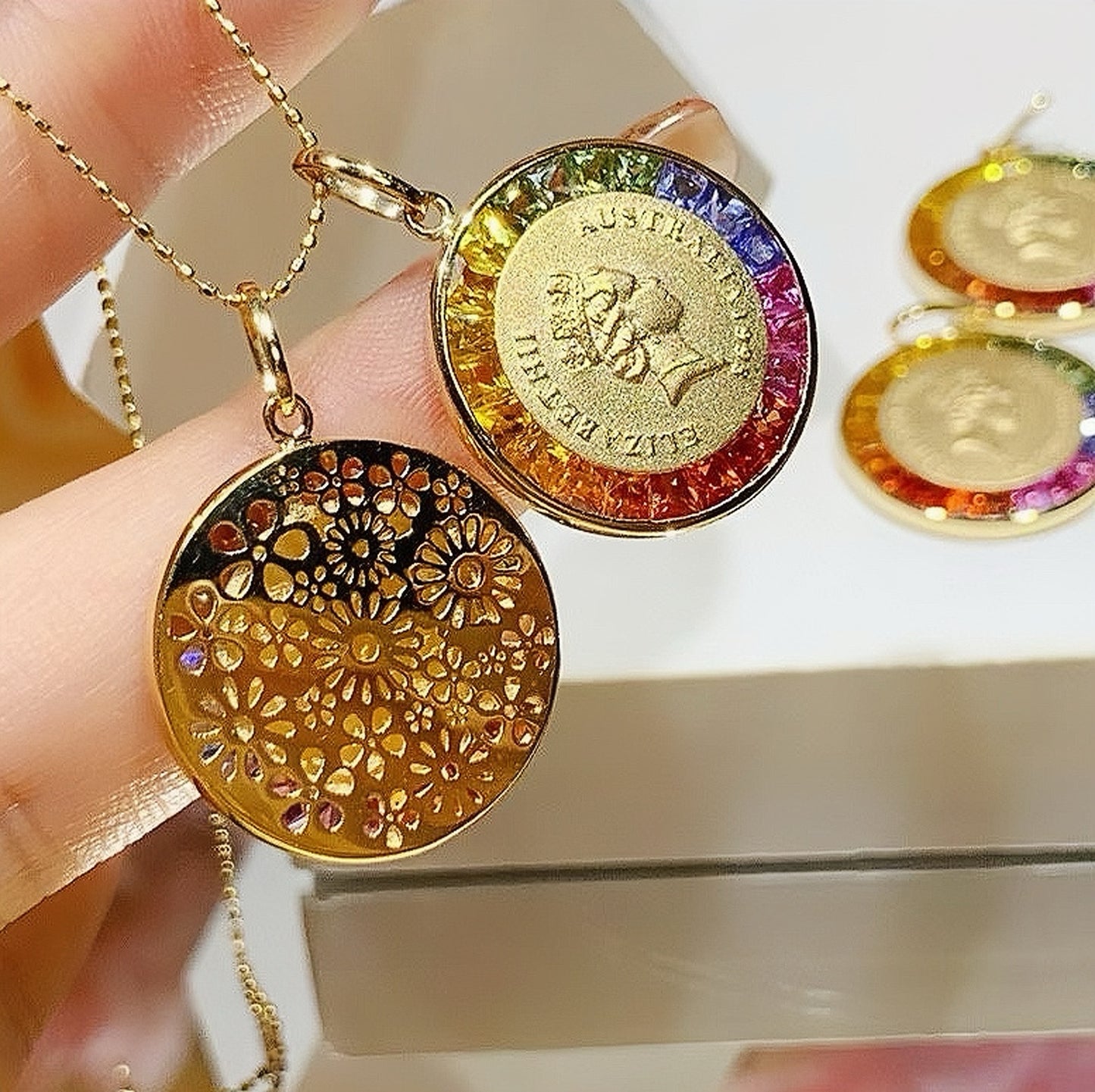 Queen 18k Gold Diamond Coin Pendant (Item No. VT100)