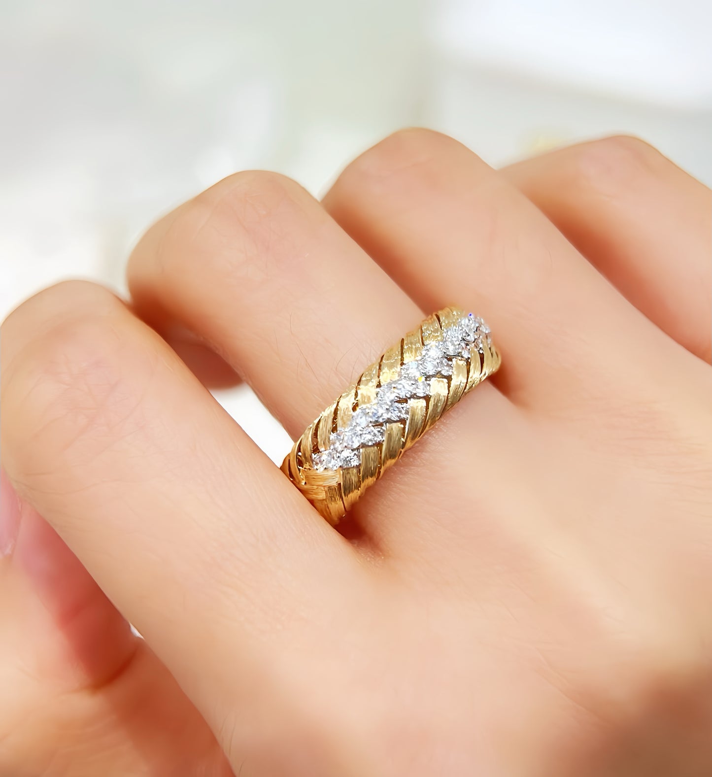 Weaving Vintage 18k Gold Diamond Ring (Item No. VT303)
