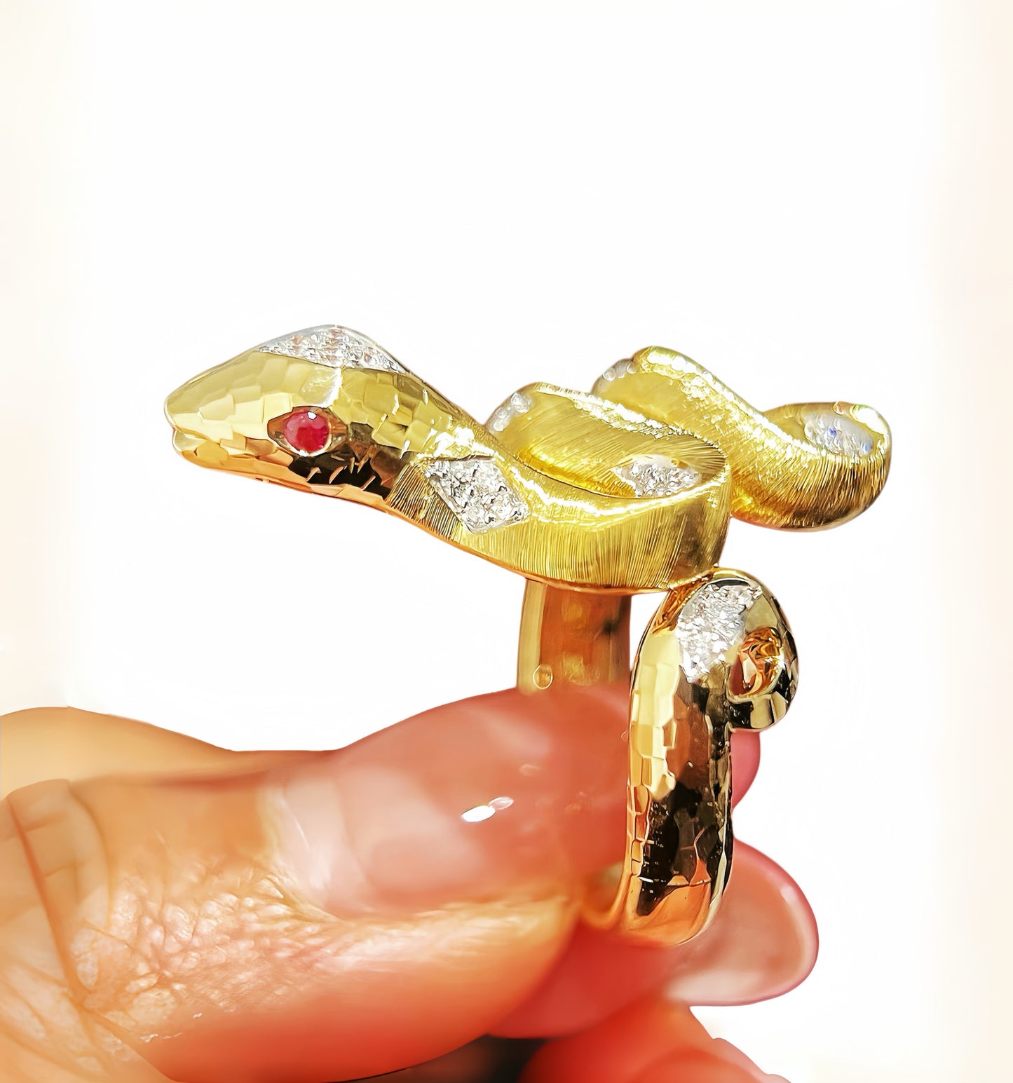 Snake 18k Gold Diamond Ring (Item No. VT415)