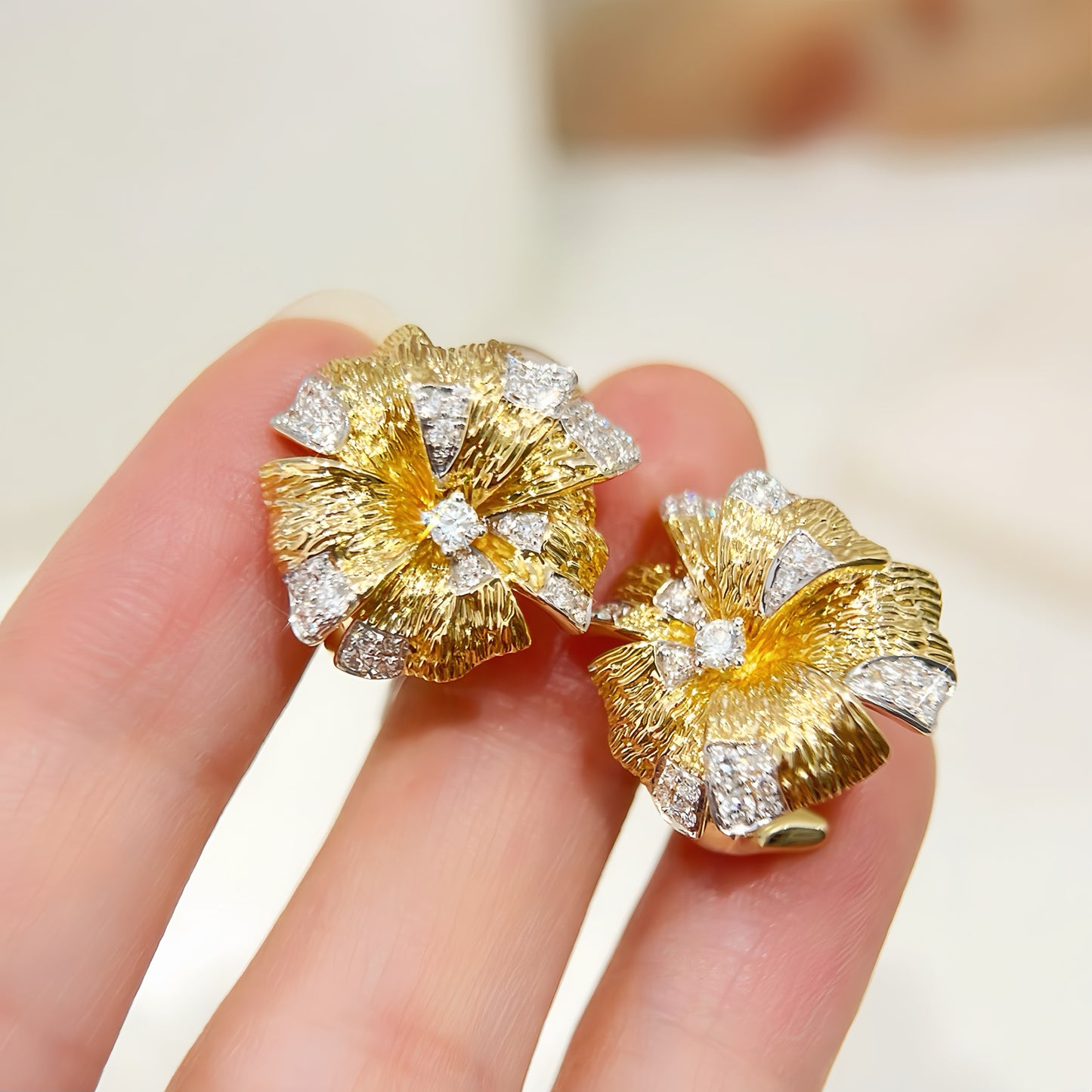 Vintage Flower 18k Gold Diamond Earring (Item No. VT329)