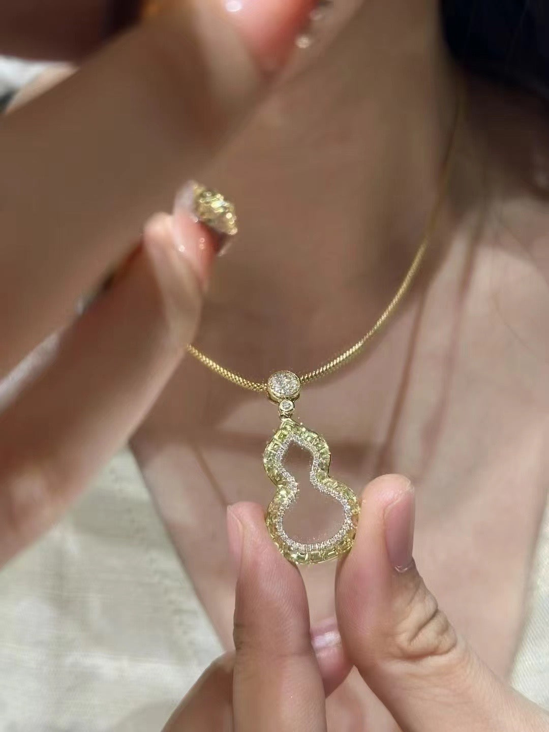 Rainbow Sapphire 18K Gold Pendant (Item No. SA039)