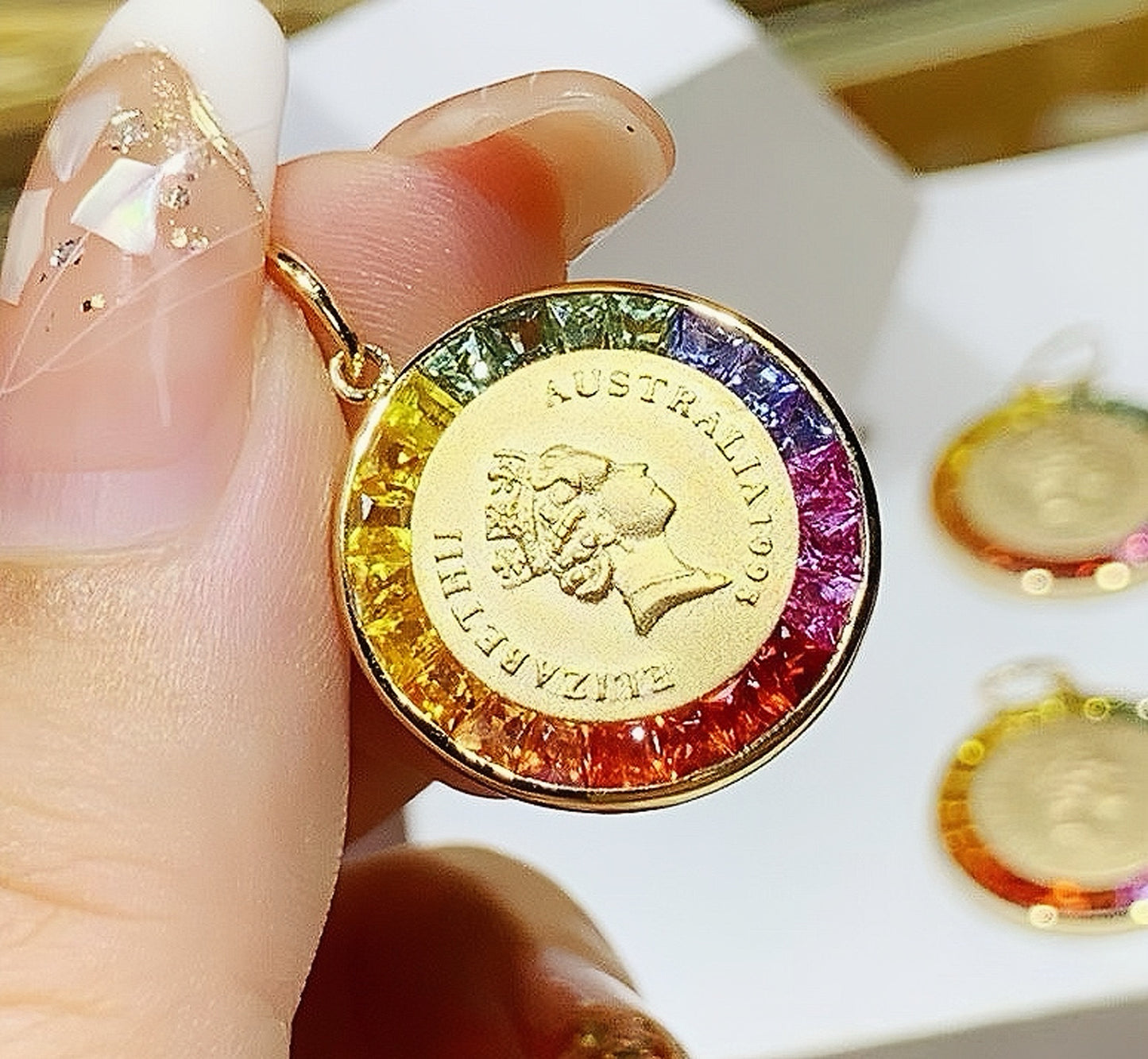 Queen 18k Gold Diamond Coin Pendant (Item No. VT100)