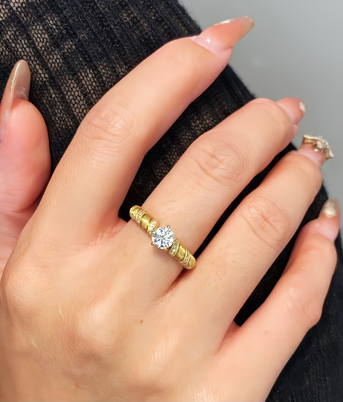 Vintage Screw Bulb 18k Gold Diamond Ring (Item No. VT047)