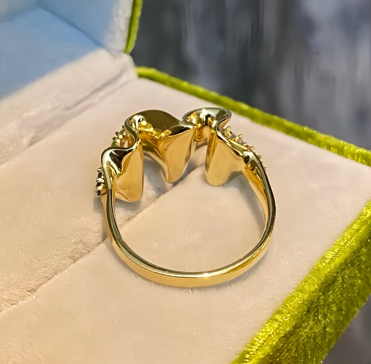 Vintage Flower 18k Gold Sapphire Ring (Item No. VT137)