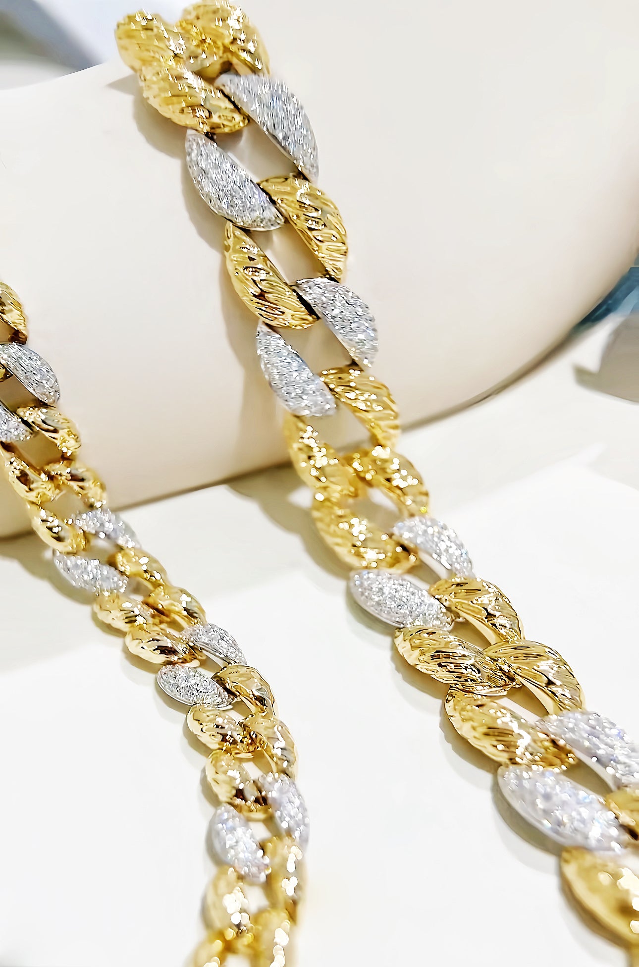 Cuban Link 18k Gold Diamond Bracelet (Item No. VT389)
