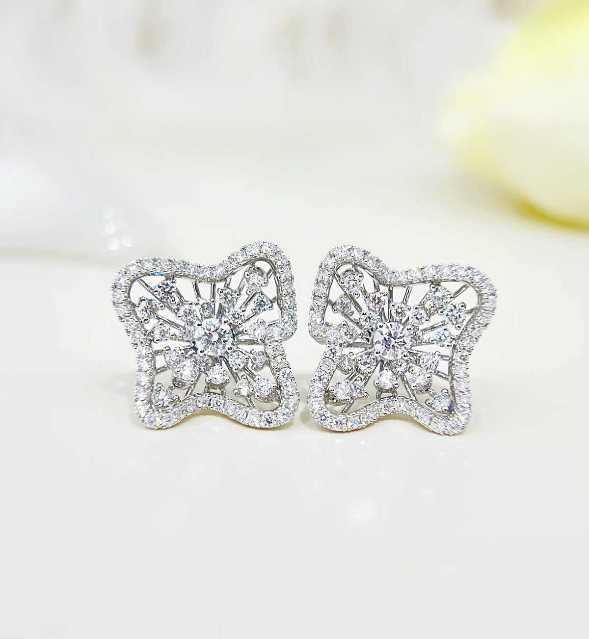Vintage 18k Gold Diamond Earring (Item No. VT515)