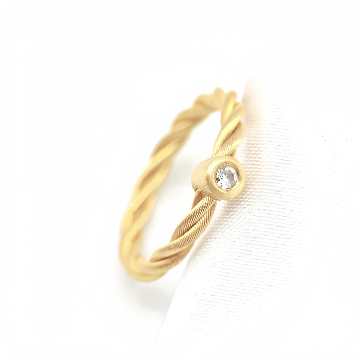 Twisted 18k Gold Diamond Ring (Item No. SH071CR)
