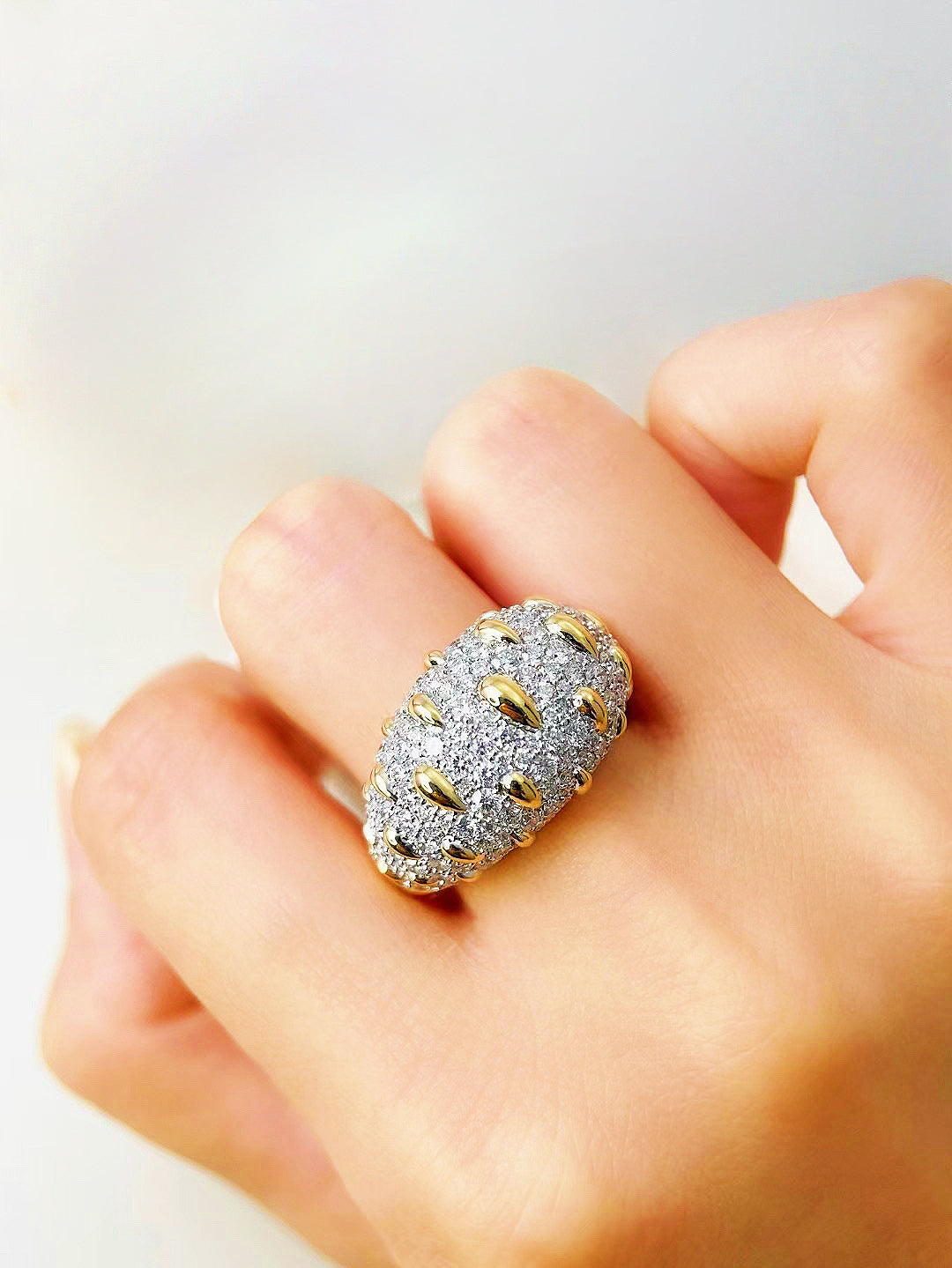 Falling Rain 18k Gold Diamond Ring (Item No. VT252)