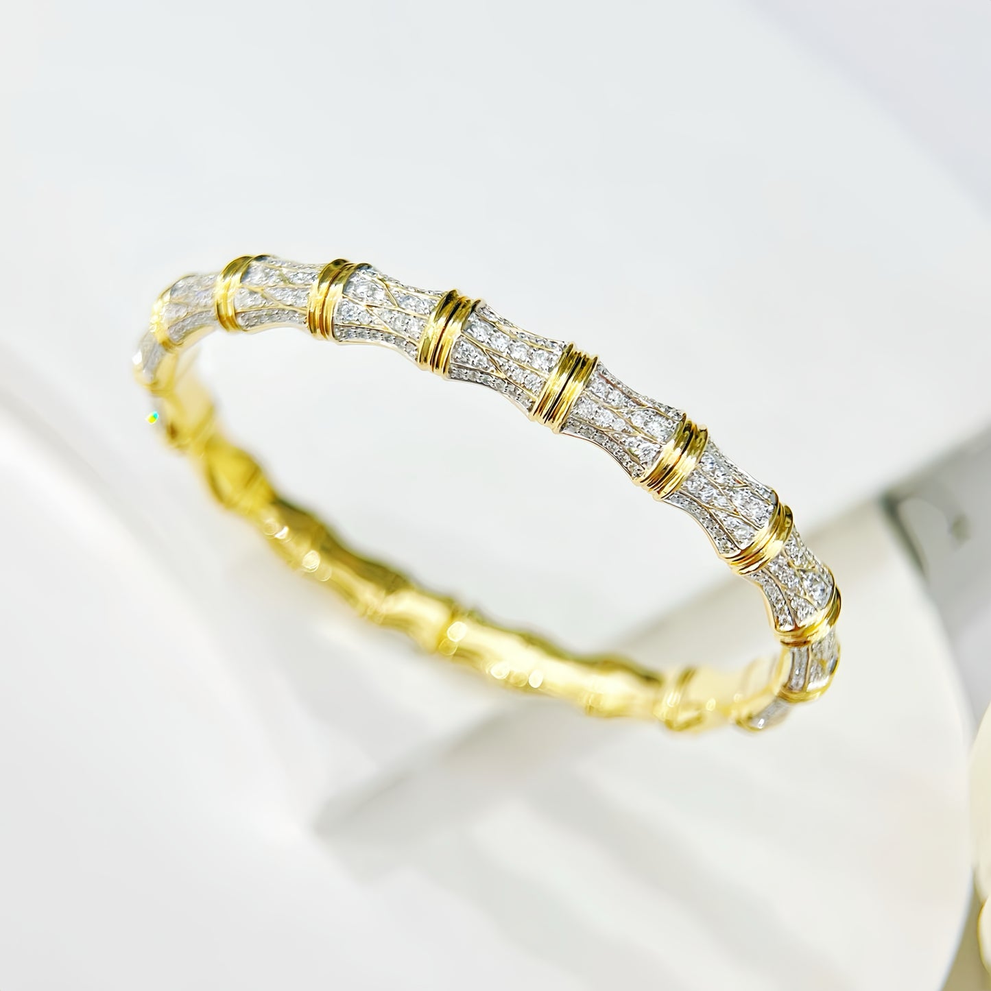 Weaving Vintage 18k Gold Diamond Bracelet (Item No. VT390)