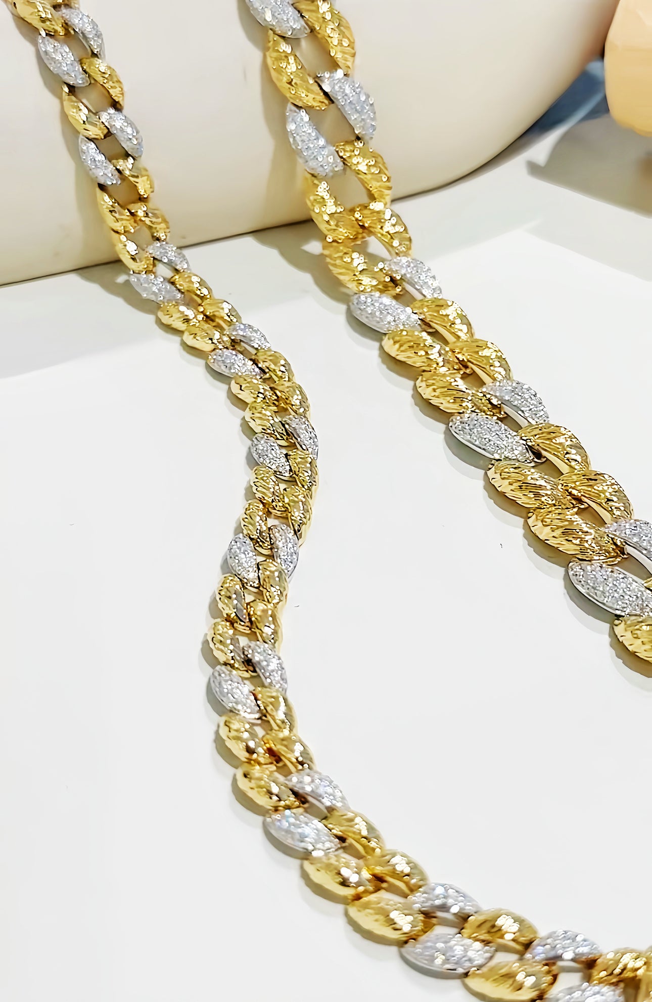 Cuban Link 18k Gold Diamond Bracelet (Item No. VT389)