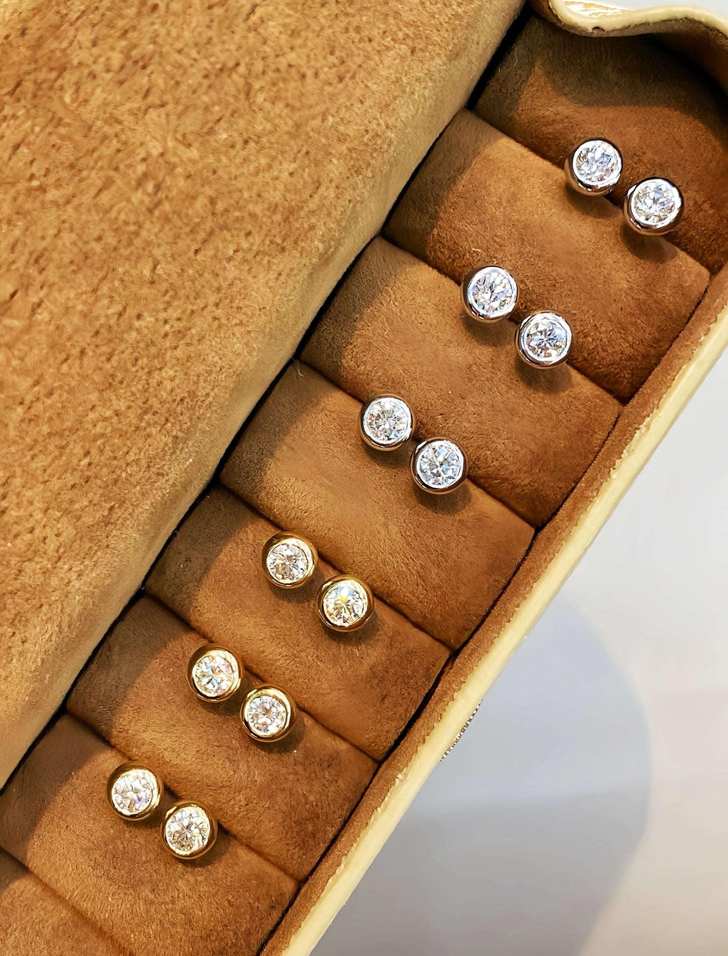 Vintage 18k Gold Diamond Earring (Item No. VT081)