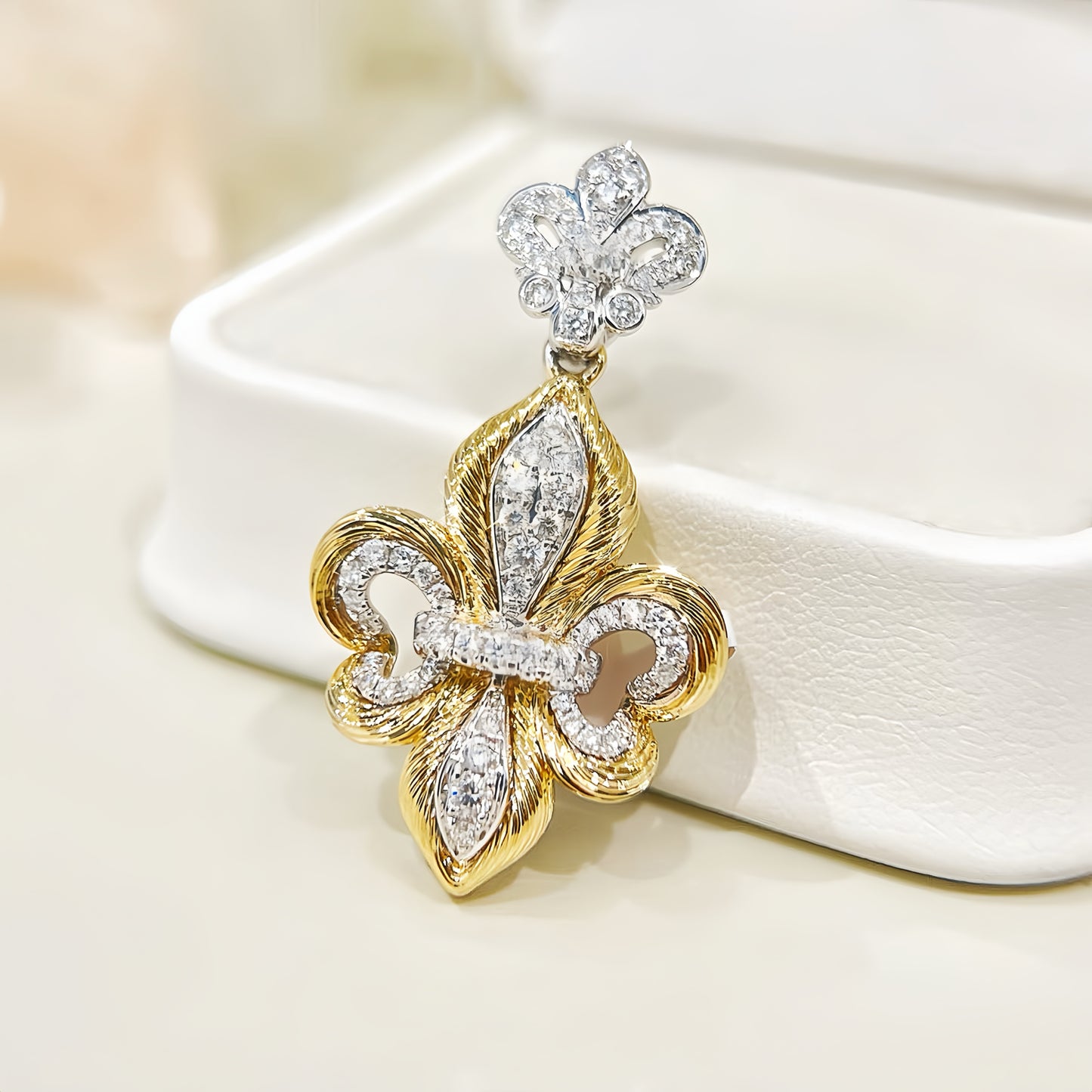 Iris Vintage 18k Gold Diamond Pendant (Item No. VT298)
