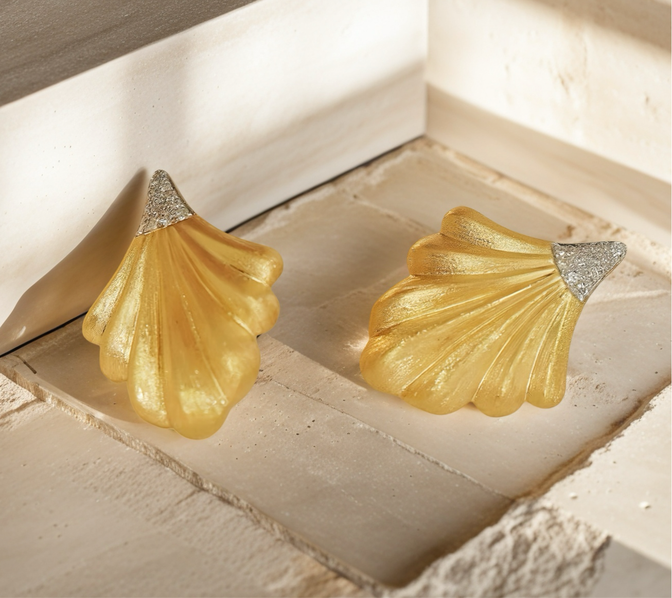 Vintage Fan-shaped 18k Gold Diamond Earring (Item No. VT078)