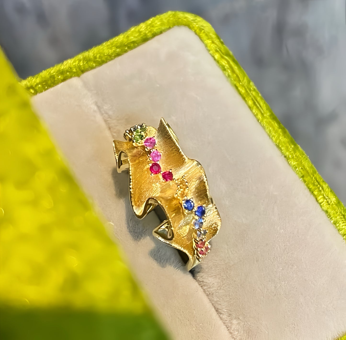 Vintage Flower 18k Gold Sapphire Ring (Item No. VT137)