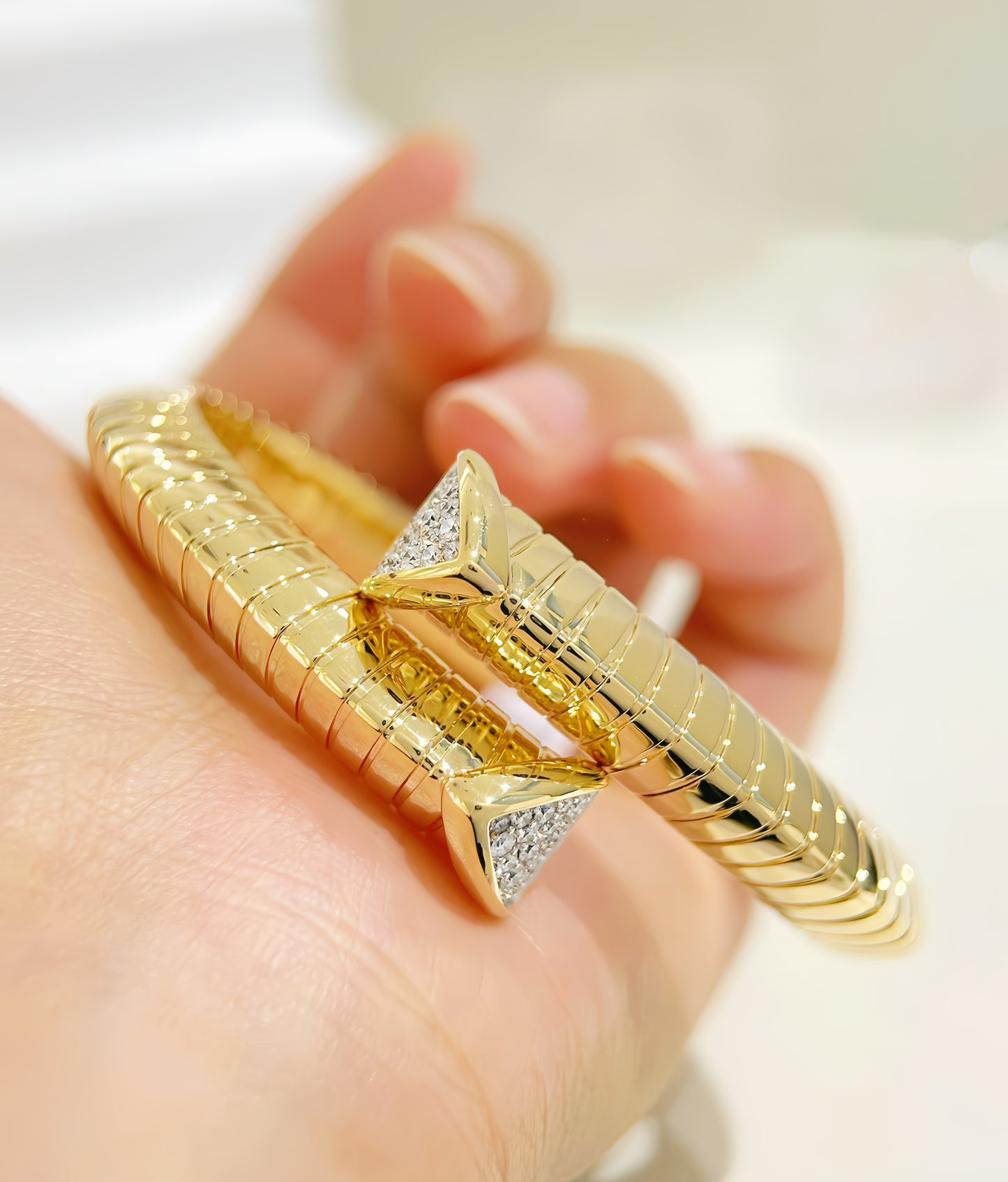 Comtemporary 18k Gold Diamond Bracelet (Item No. VT352)