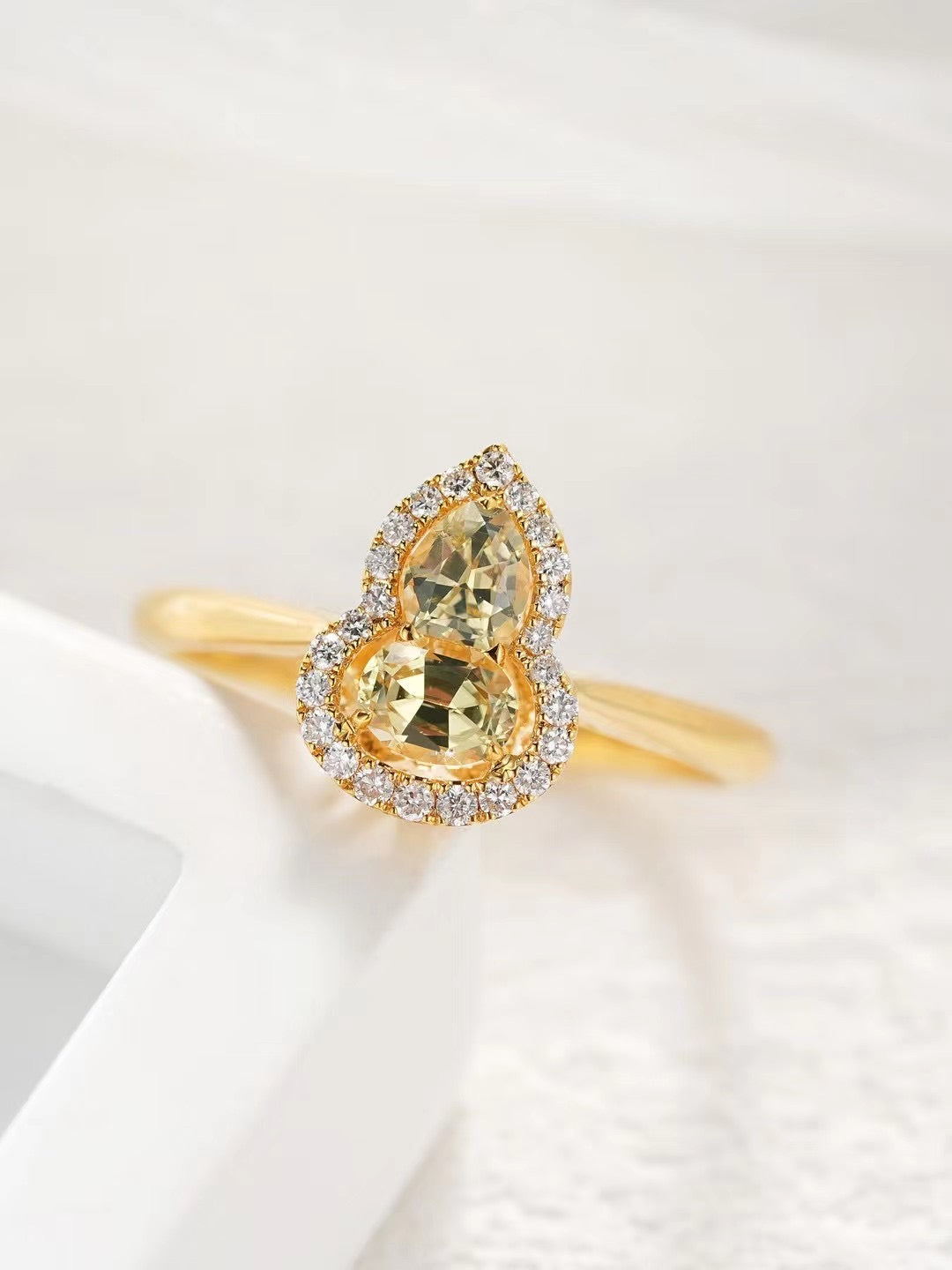 Rainbow Sapphire 18k Gold Ring (Item No. SA068)