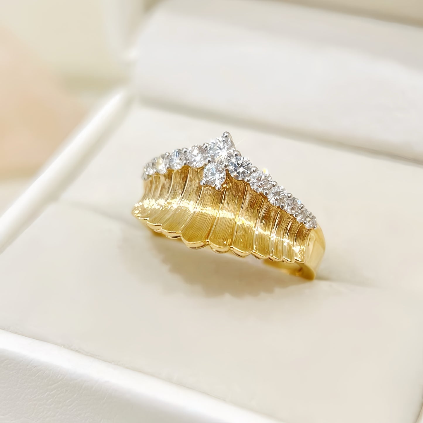 Feather Vintage 18k Gold Diamond Ring (Item No. VT315)