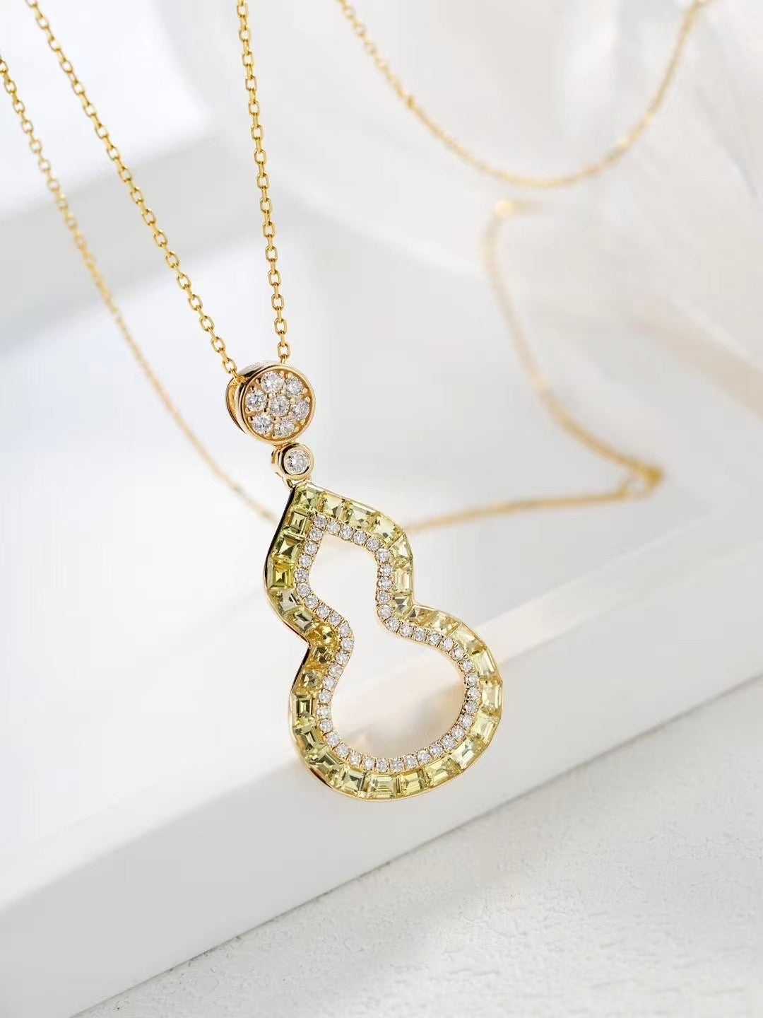 Rainbow Sapphire 18K Gold Pendant (Item No. SA039)