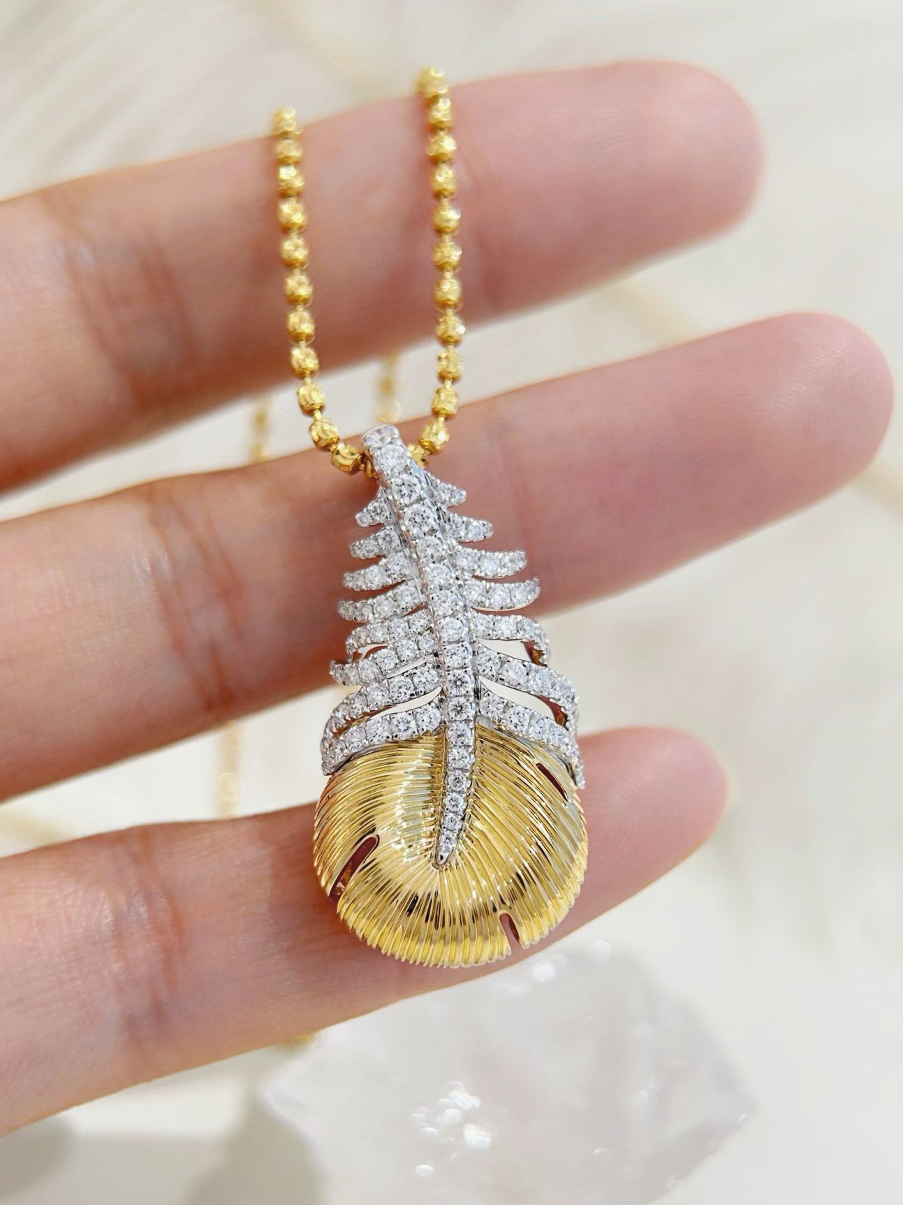 Leaf 18k Gold Diamond Pendant (Item No. VT484)