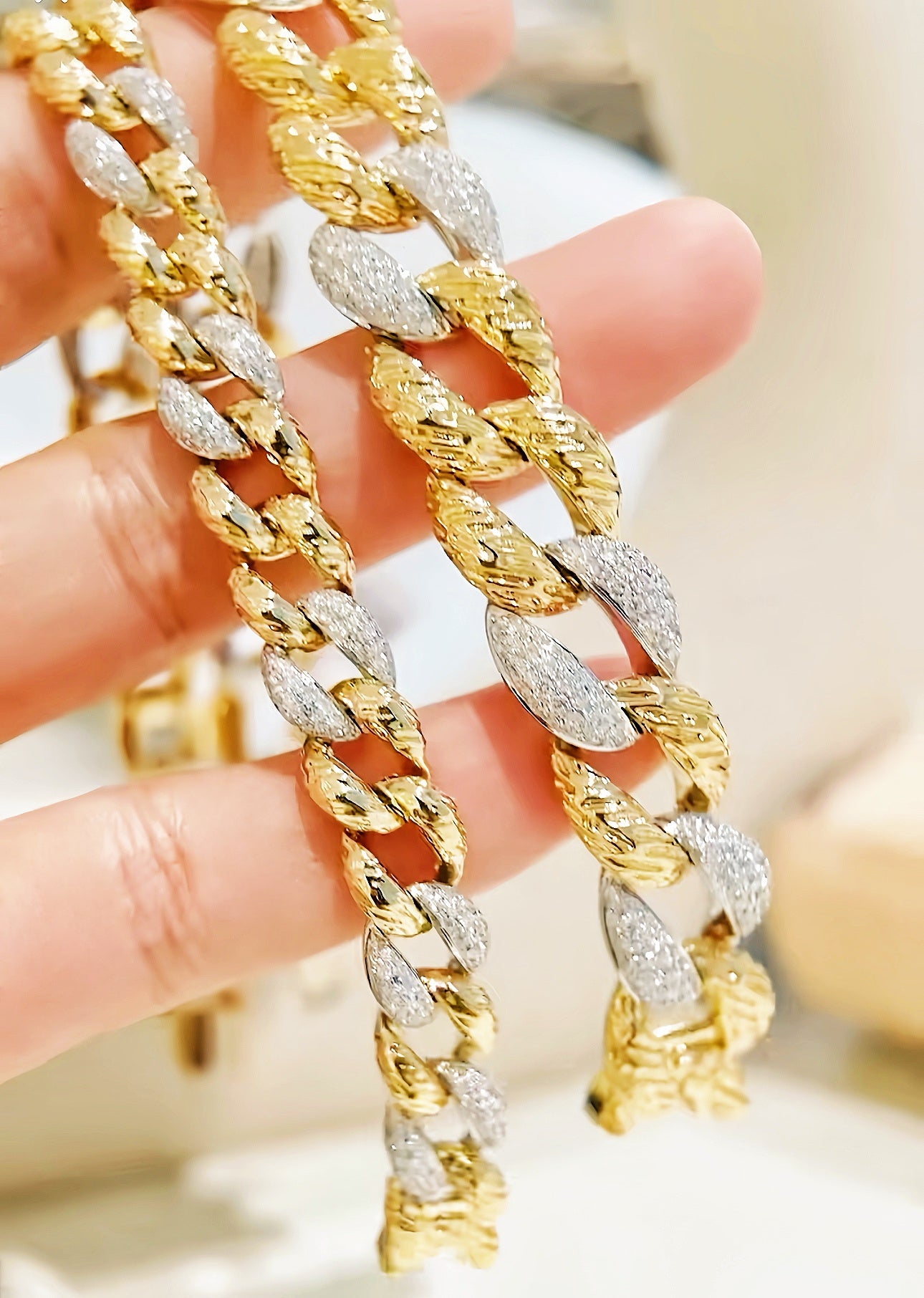 Cuban Link 18k Gold Diamond Bracelet (Item No. VT389)