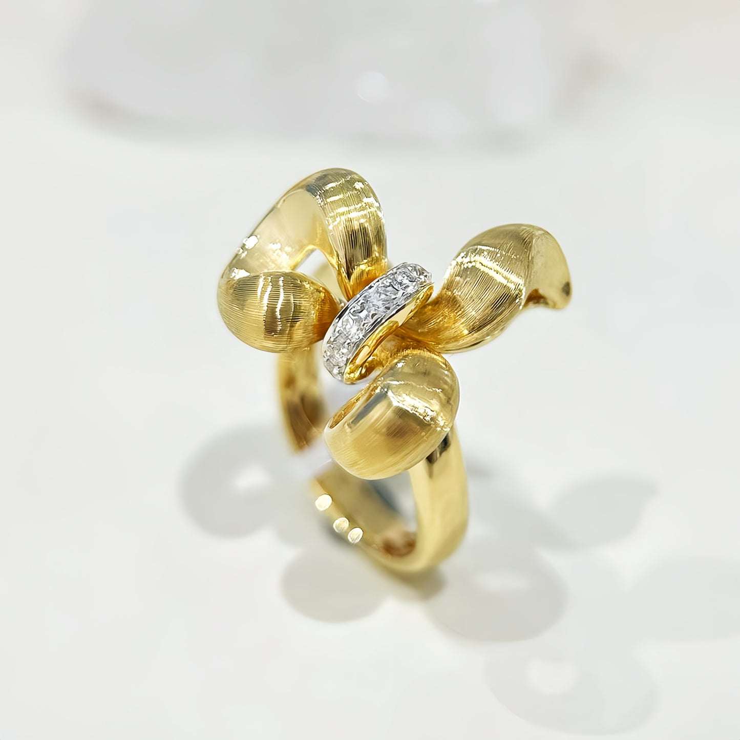 Butterfly 18k Gold Diamond Ring (Item No. VT331)