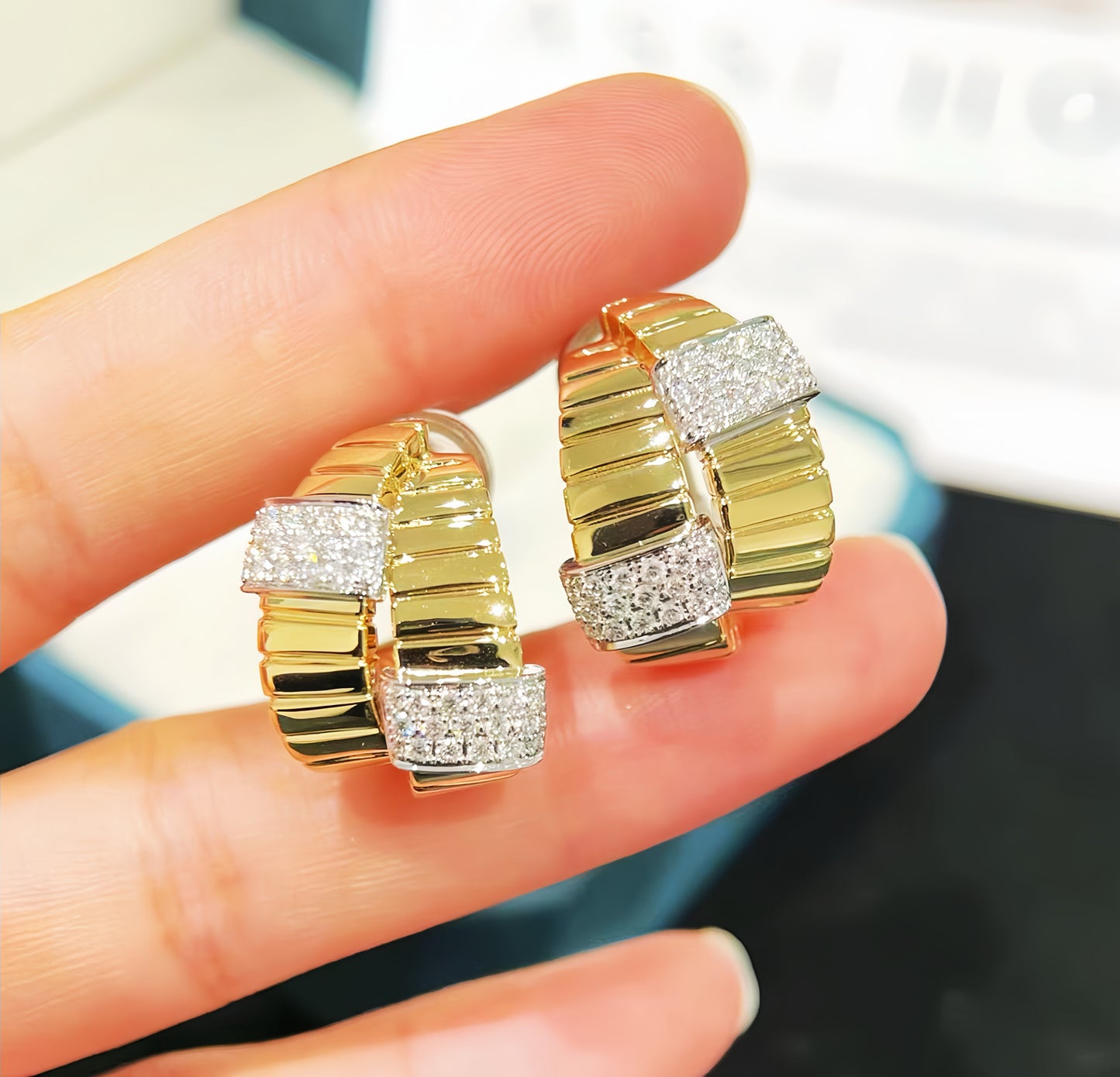 Contemporary 18k Gold Diamond Earring (Item No. VT379)