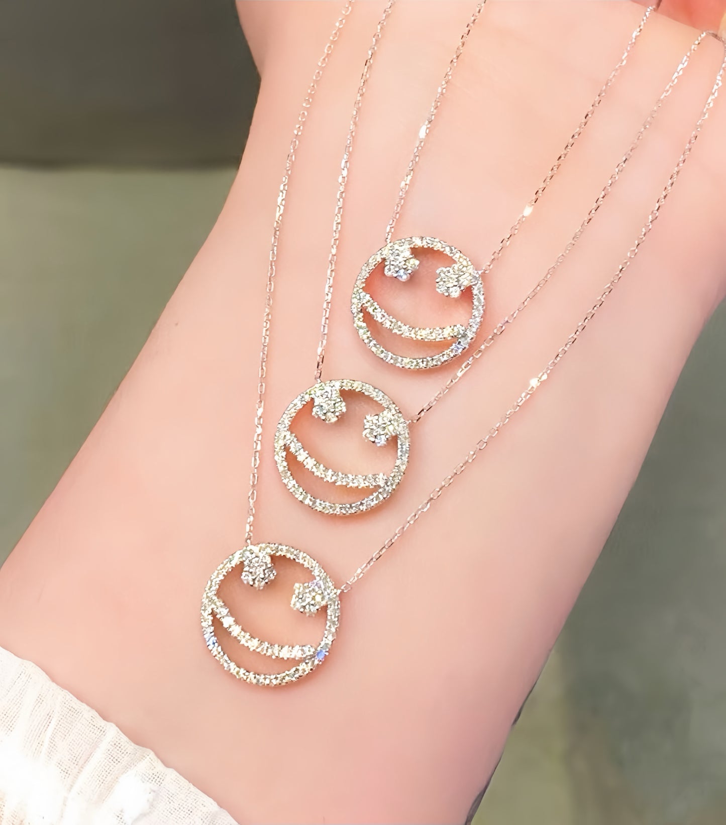 Smile 18k Gold Diamond Pendant (Item No. VT113)