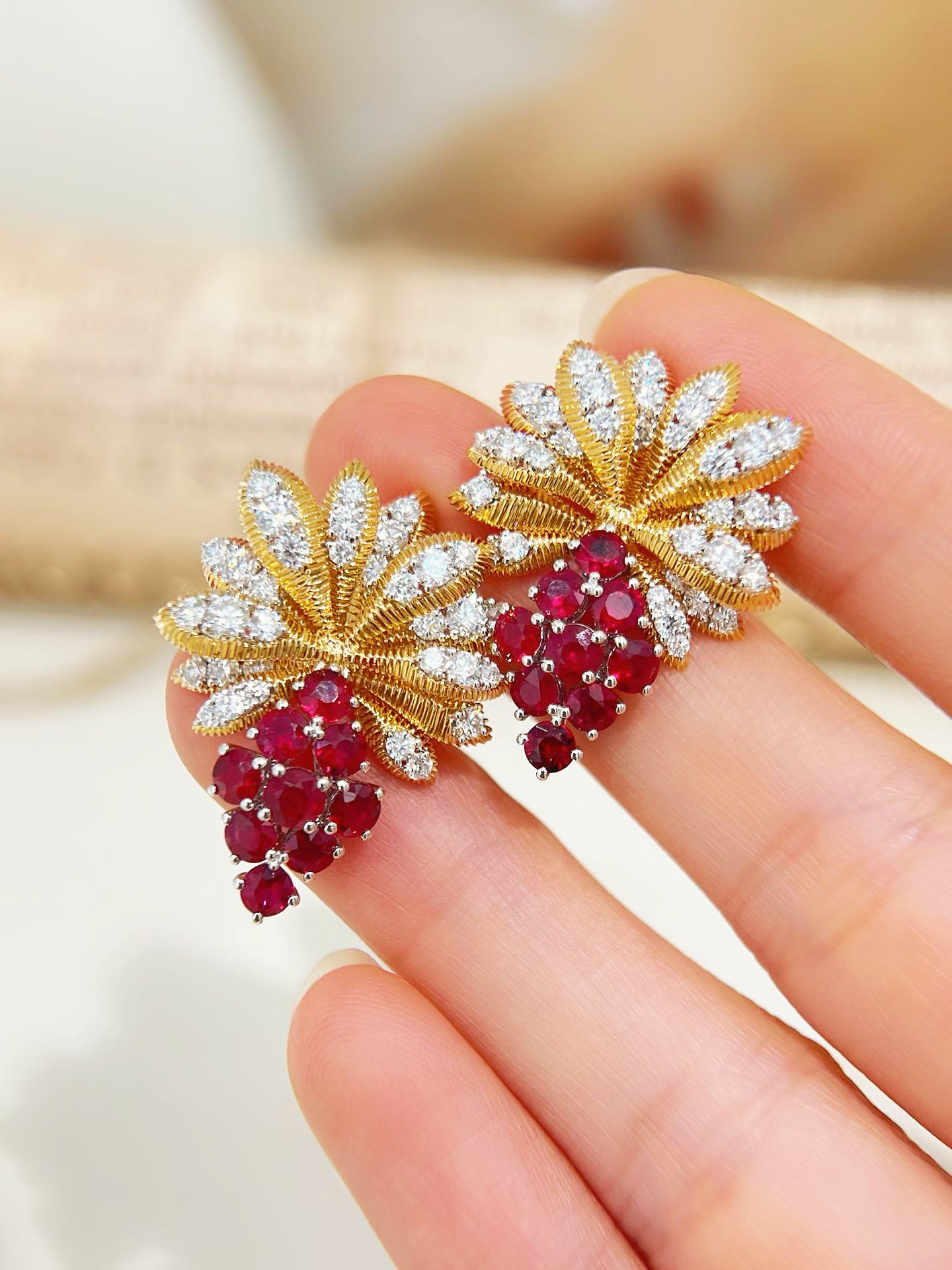 Grape 18k Gold Diamond Earring (Item No. VT272)