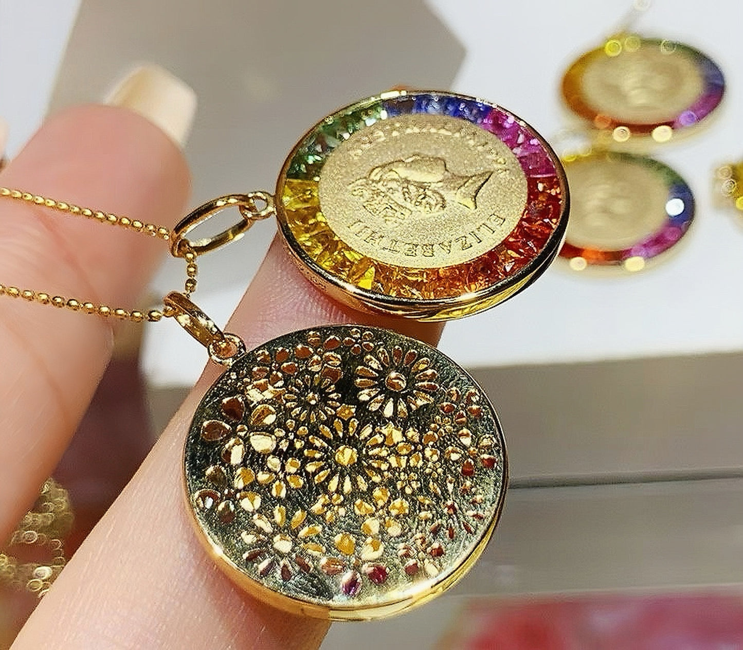 Queen 18k Gold Diamond Coin Pendant (Item No. VT100)