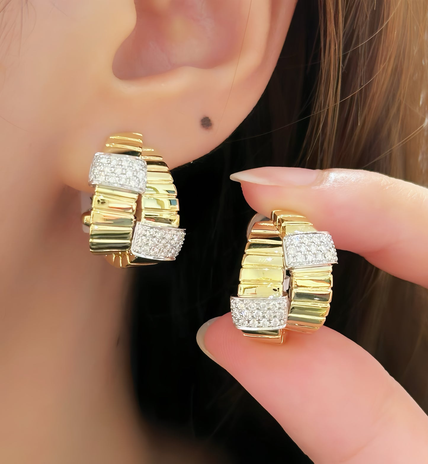 Contemporary 18k Gold Diamond Earring (Item No. VT379)