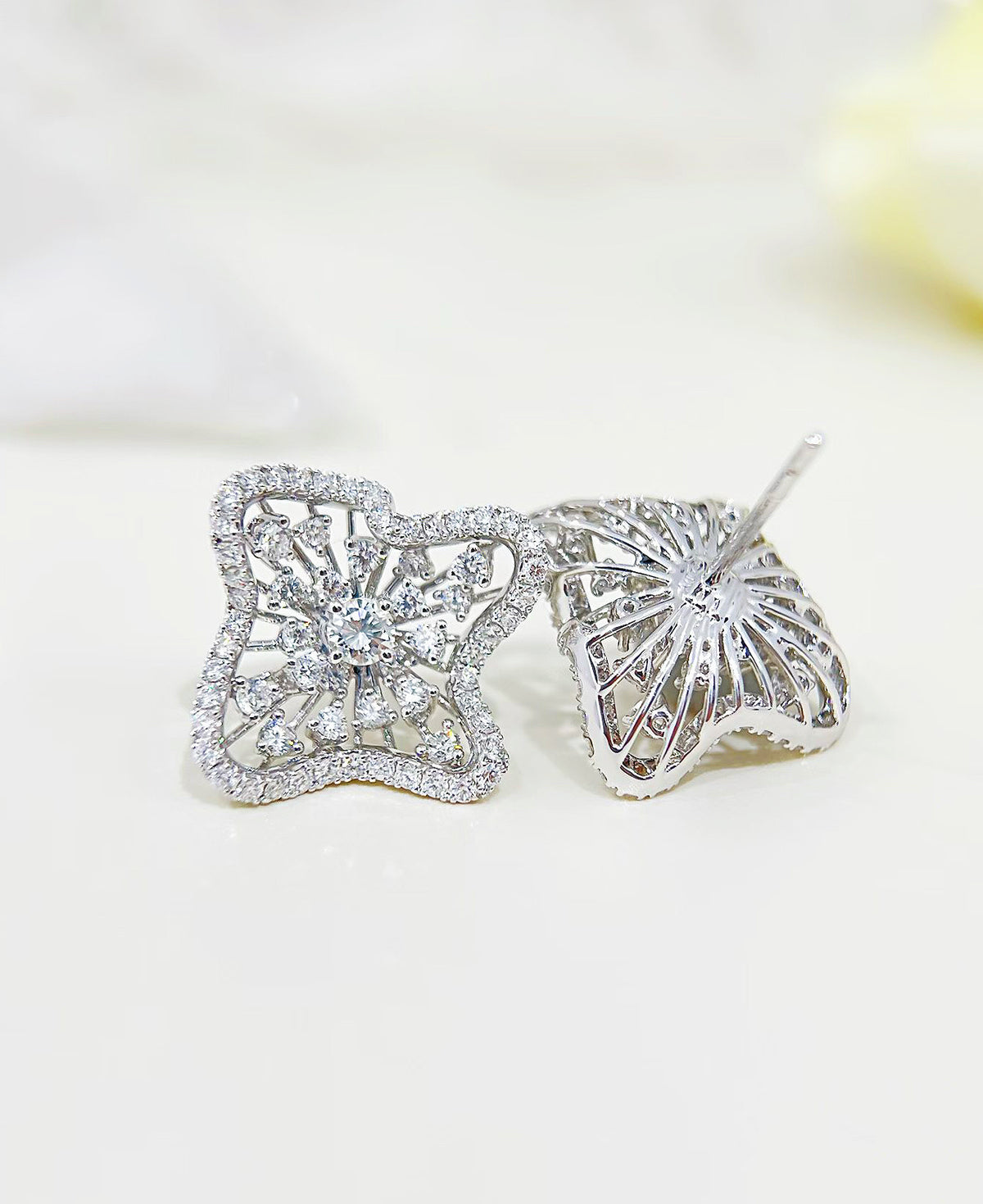 Vintage 18k Gold Diamond Earring (Item No. VT515)