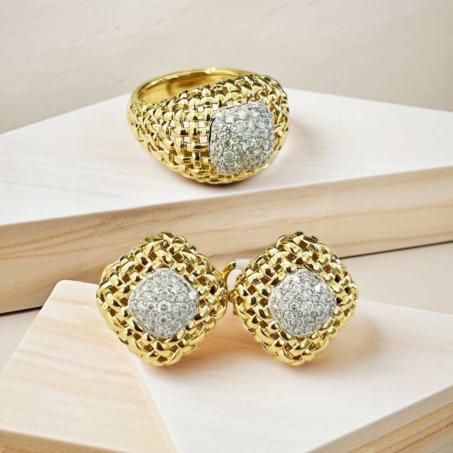 Weaving Hollow 18k Gold Diamond Earring (Item No. VT234)