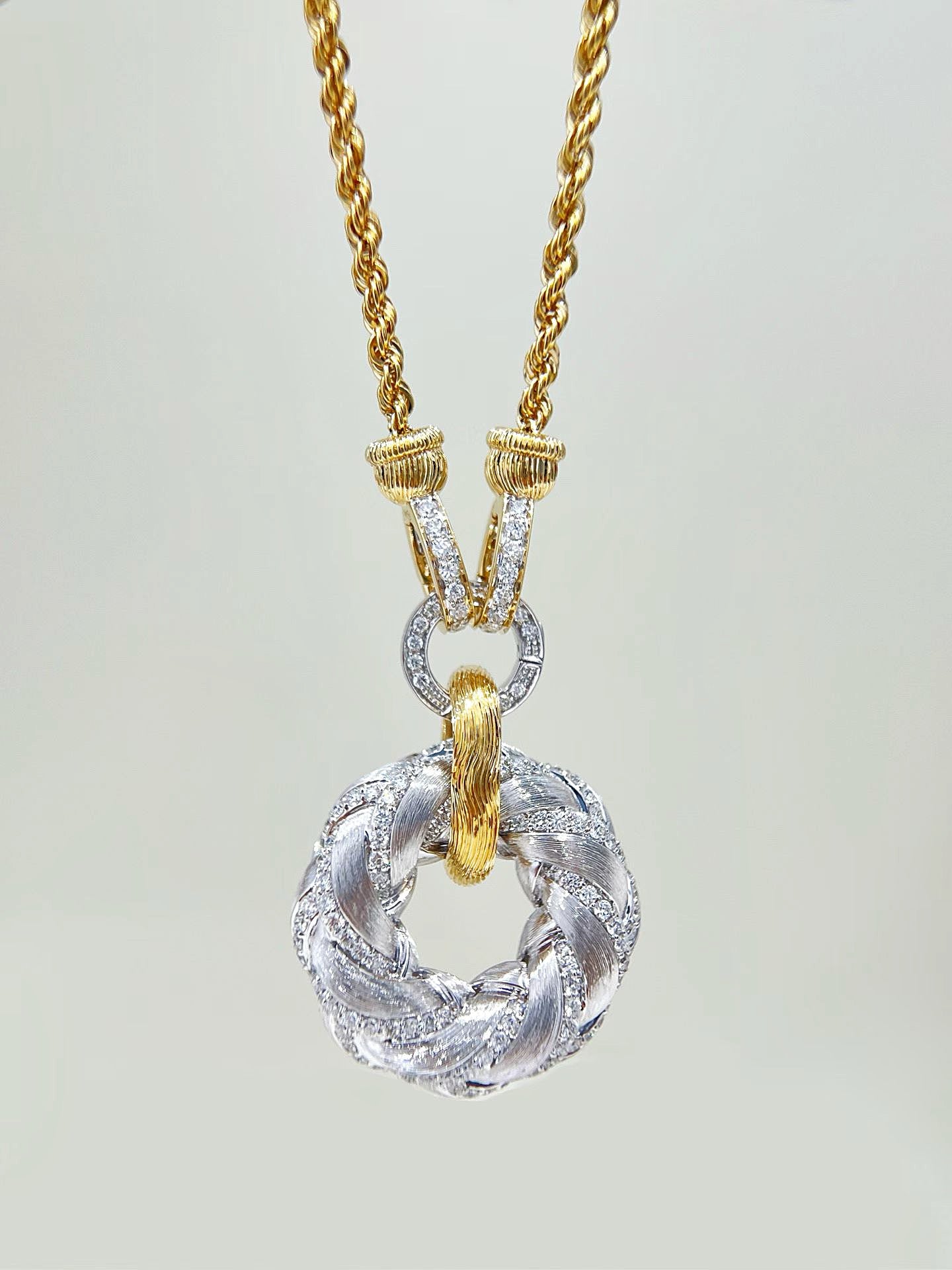 Contemporary 18k Gold Diamond Necklace (Item No. VT495)