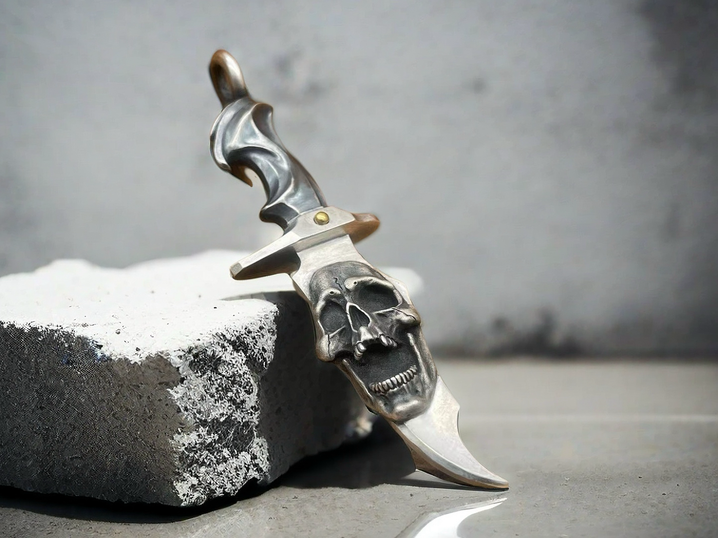 Skull & Dagger Silver Pendant (Item No. SC040)