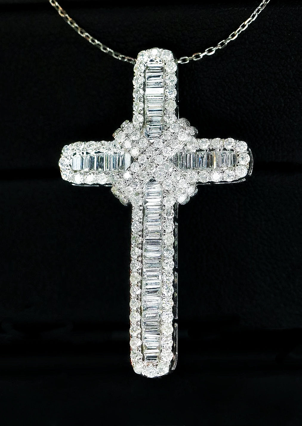 Cross 18k Gold Diamond Pendant (Item No. VT210)