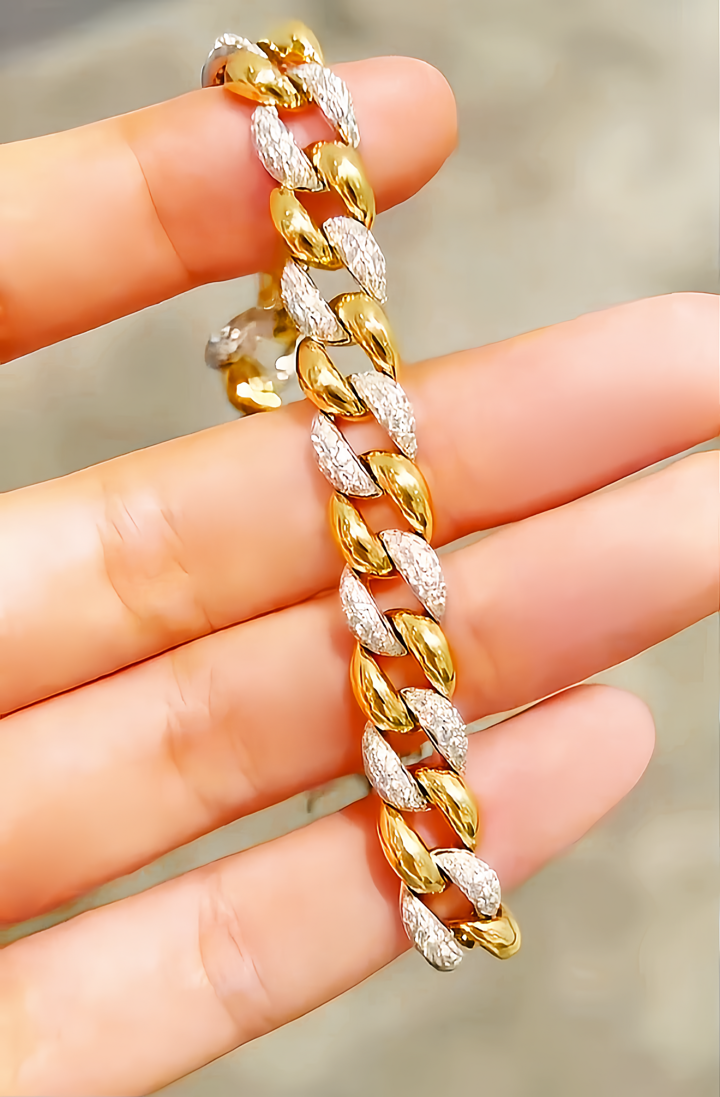 Cuban Link 18k Gold Diamond Bracelet (Item No. VT245)