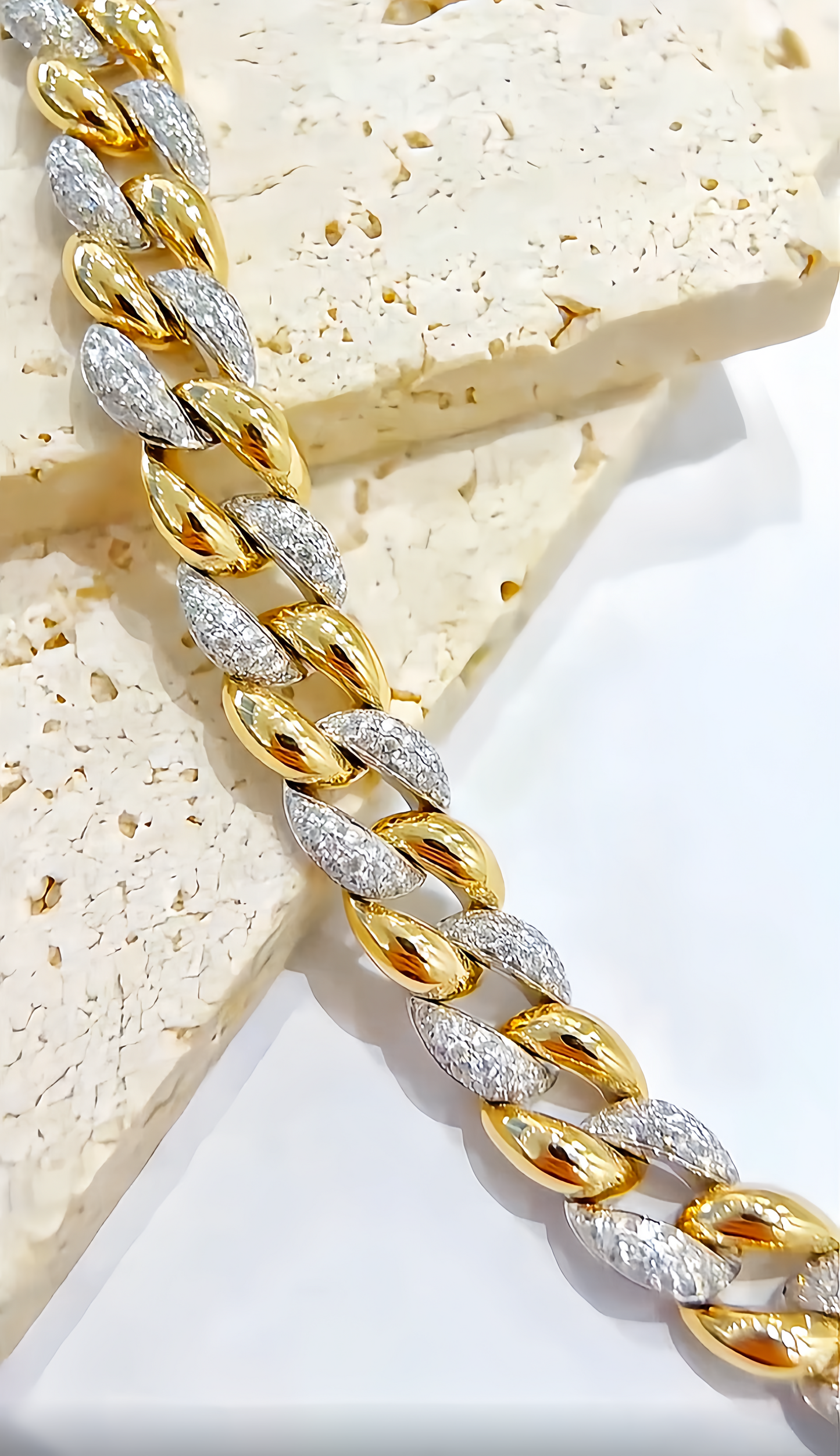 Cuban Link 18k Gold Diamond Bracelet (Item No. VT245)