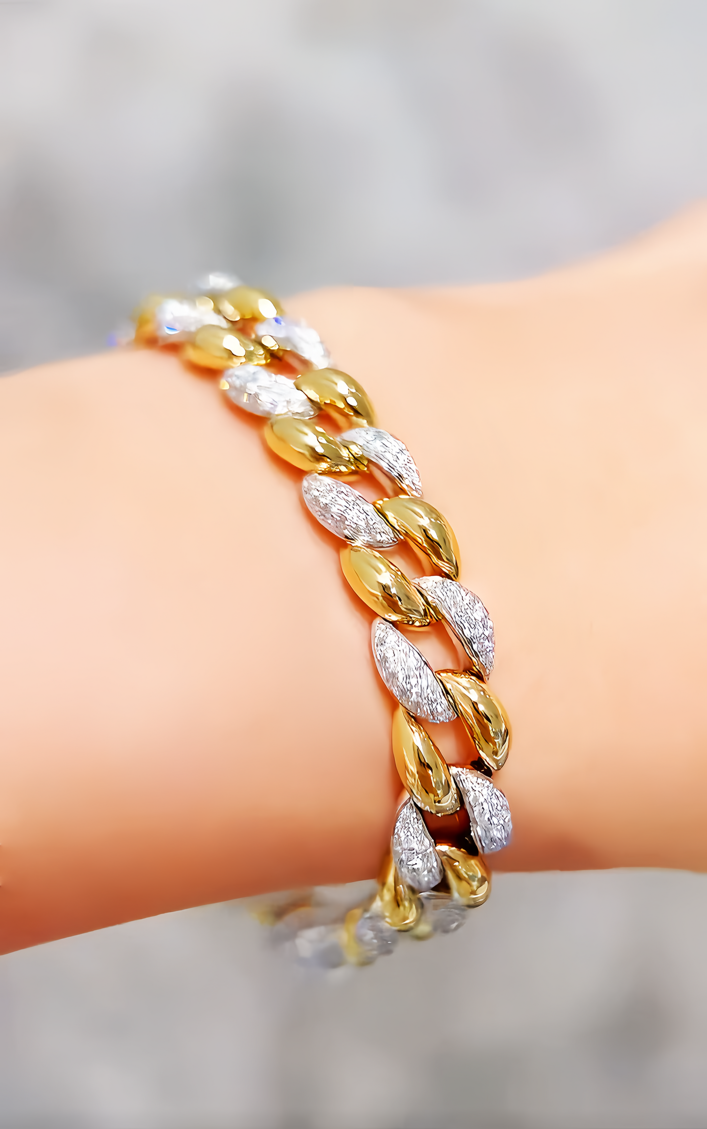 Cuban Link 18k Gold Diamond Bracelet (Item No. VT245)