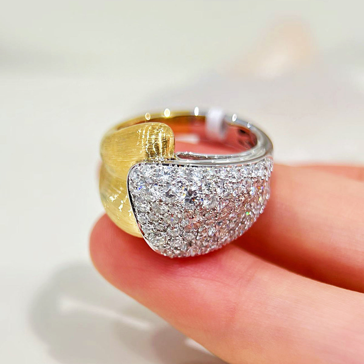 Vintage 18k Gold Diamond Ring (Item No. VT538)