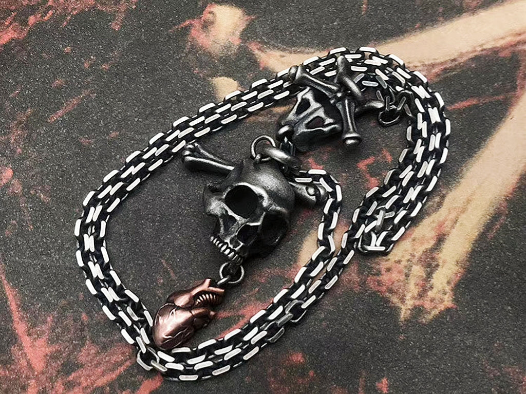 Skull hot sale heart necklace