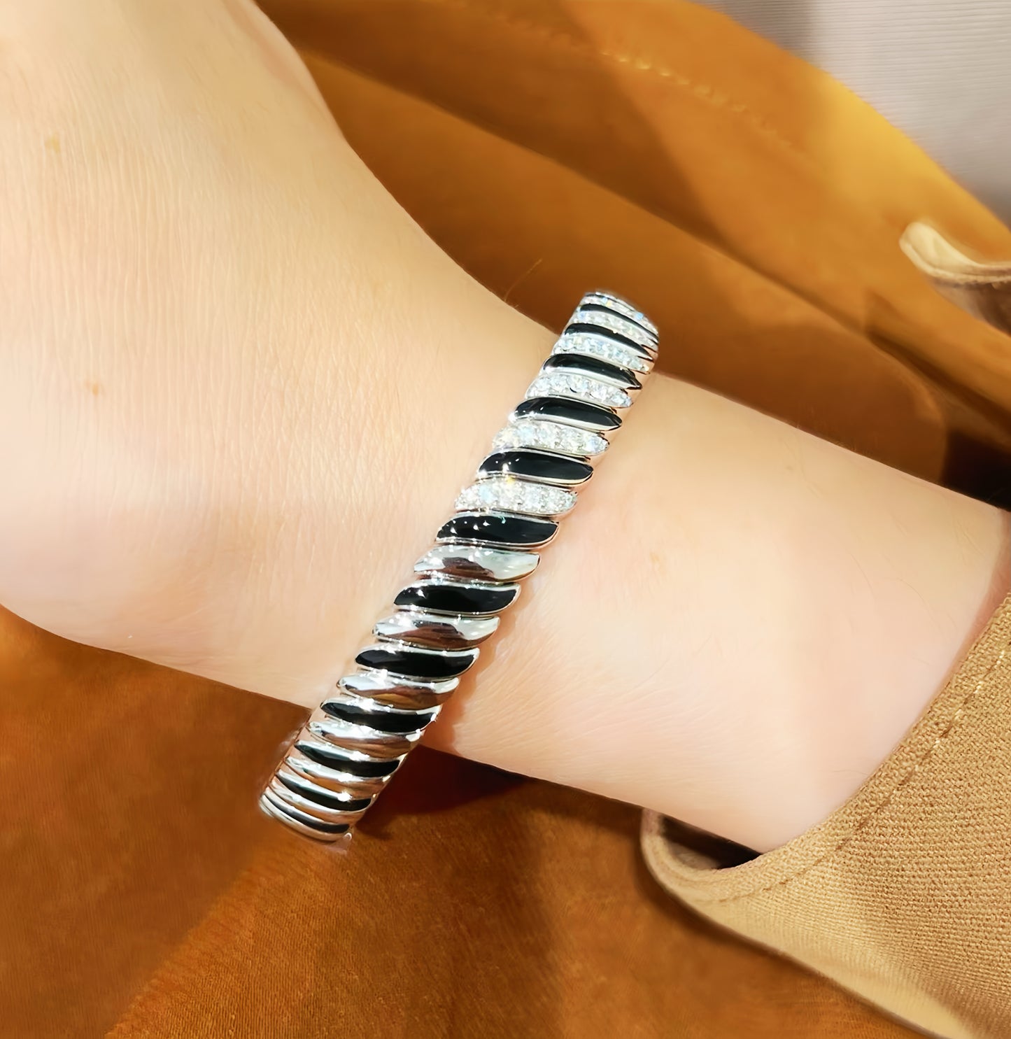 Black Enamel 18k Gold Diamond Bracelet (Item No. VT442）
