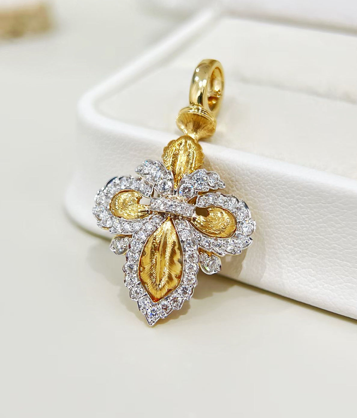 Women Pendant Renaissance Diamond