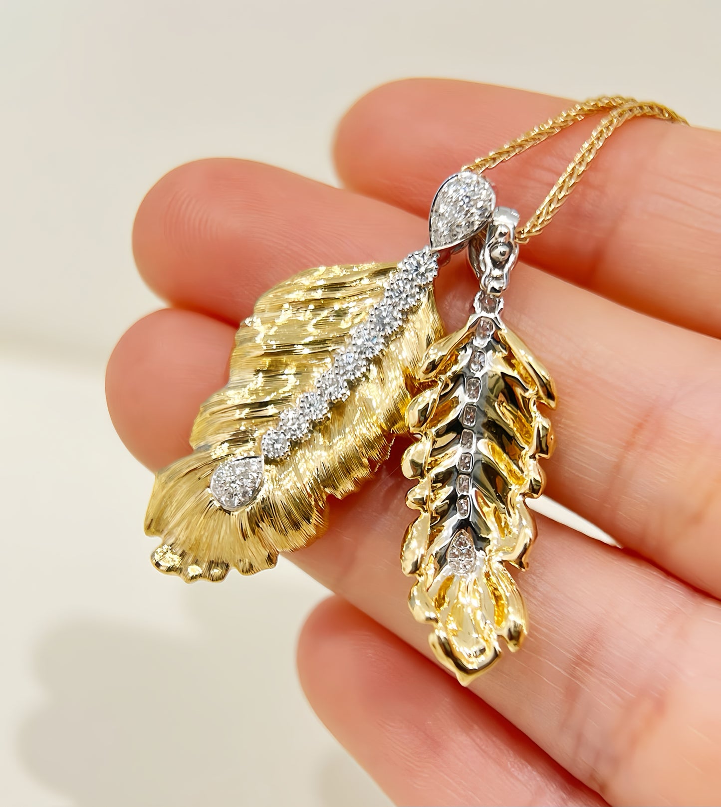 Feather Vintage 18k Gold Diamond Pendant (Item No. VT368）