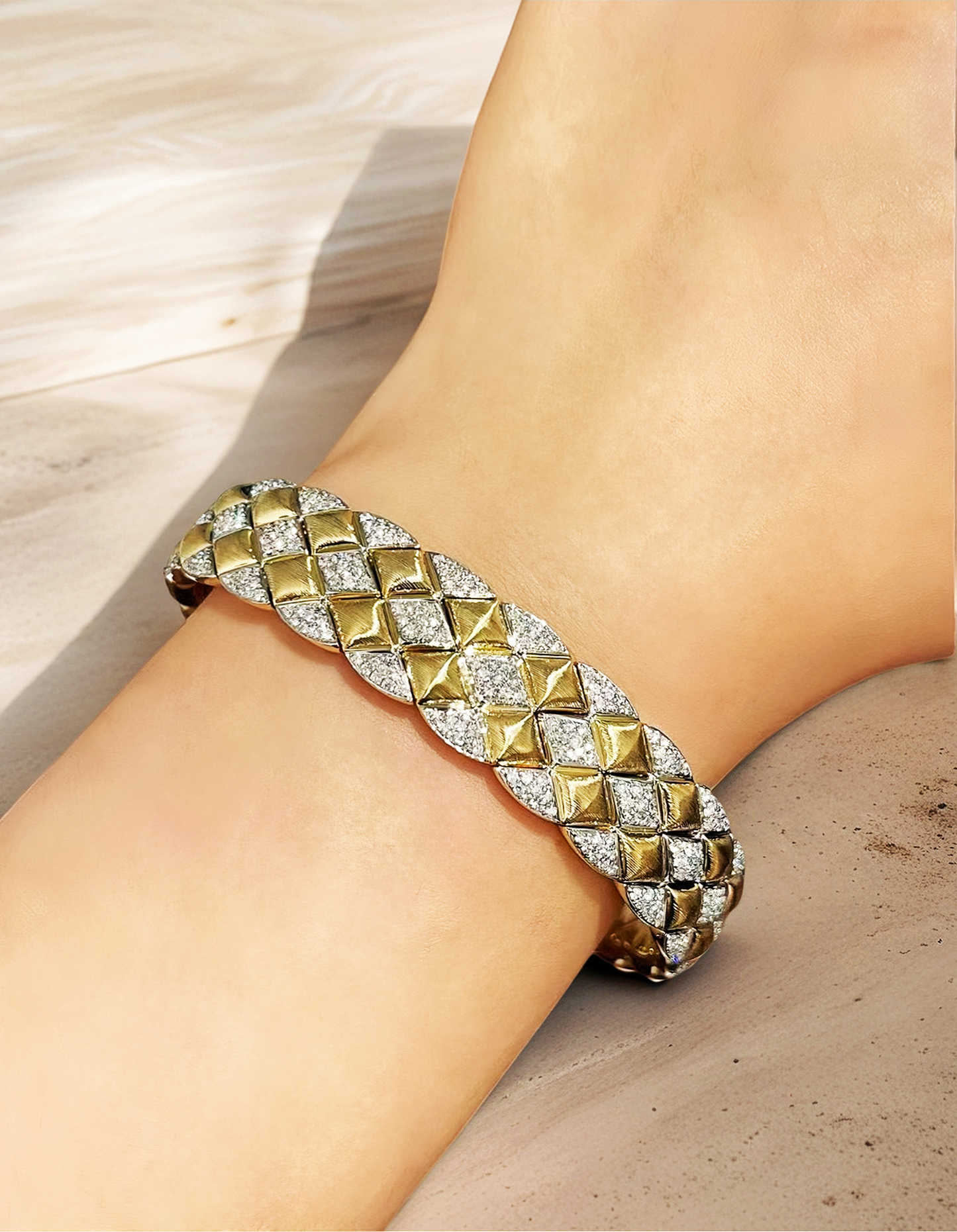 Weaving Vintage 18k Gold Diamond Bracelet (Item No. VT001）